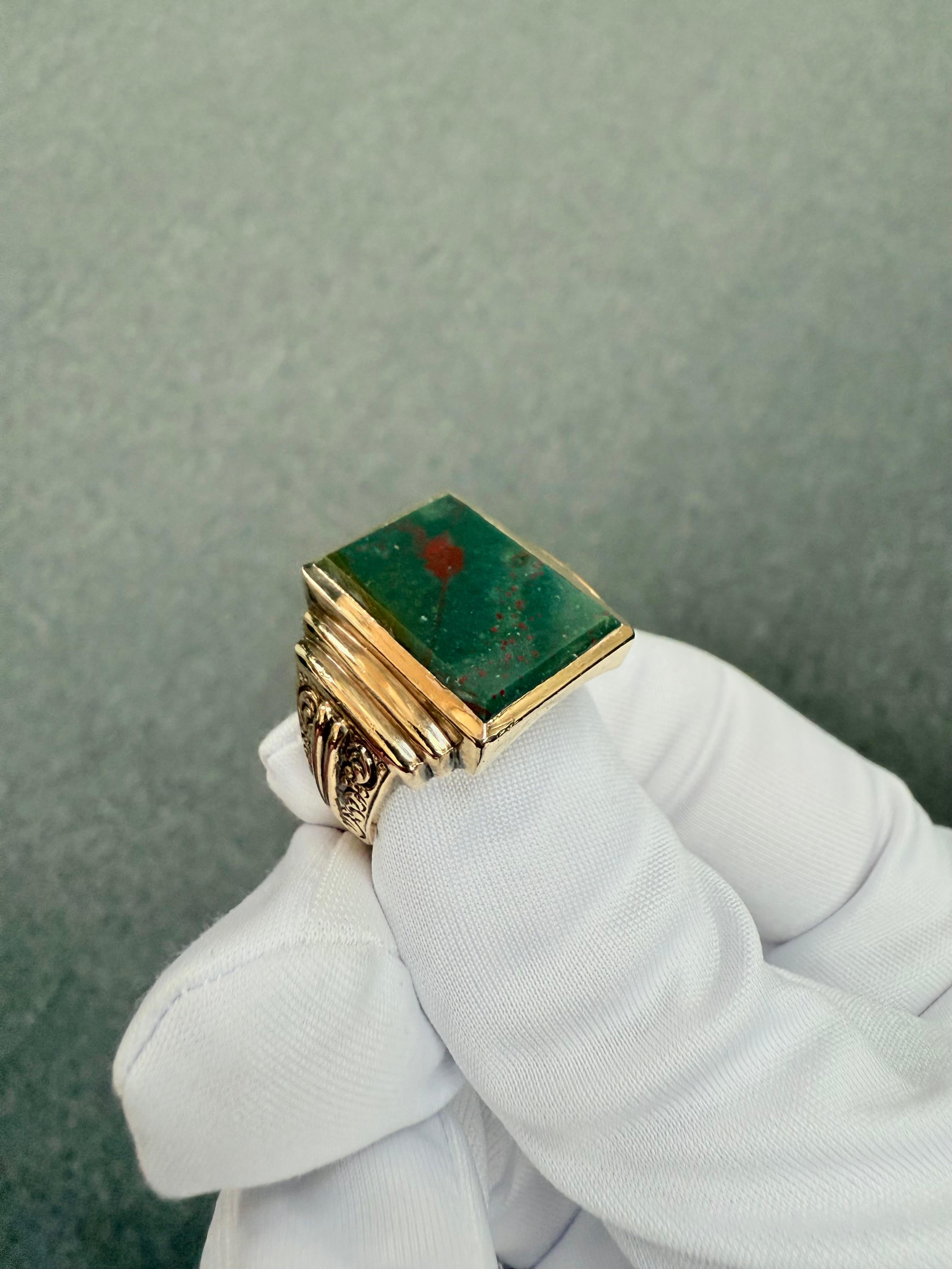 Anello da uomo in oro giallo 10k con pietra sanguigna d'epoca, circa 1930 in vendita 4