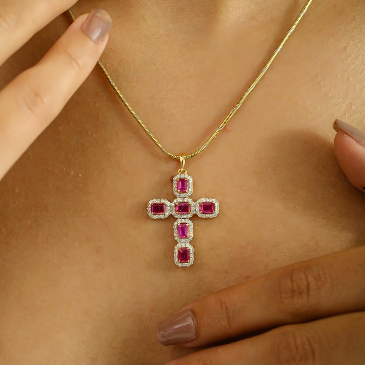 Taille octogone Pendentif croix en or jaune massif 18 carats véritable avec rubis rond de 1,10 carat et diamants en vente