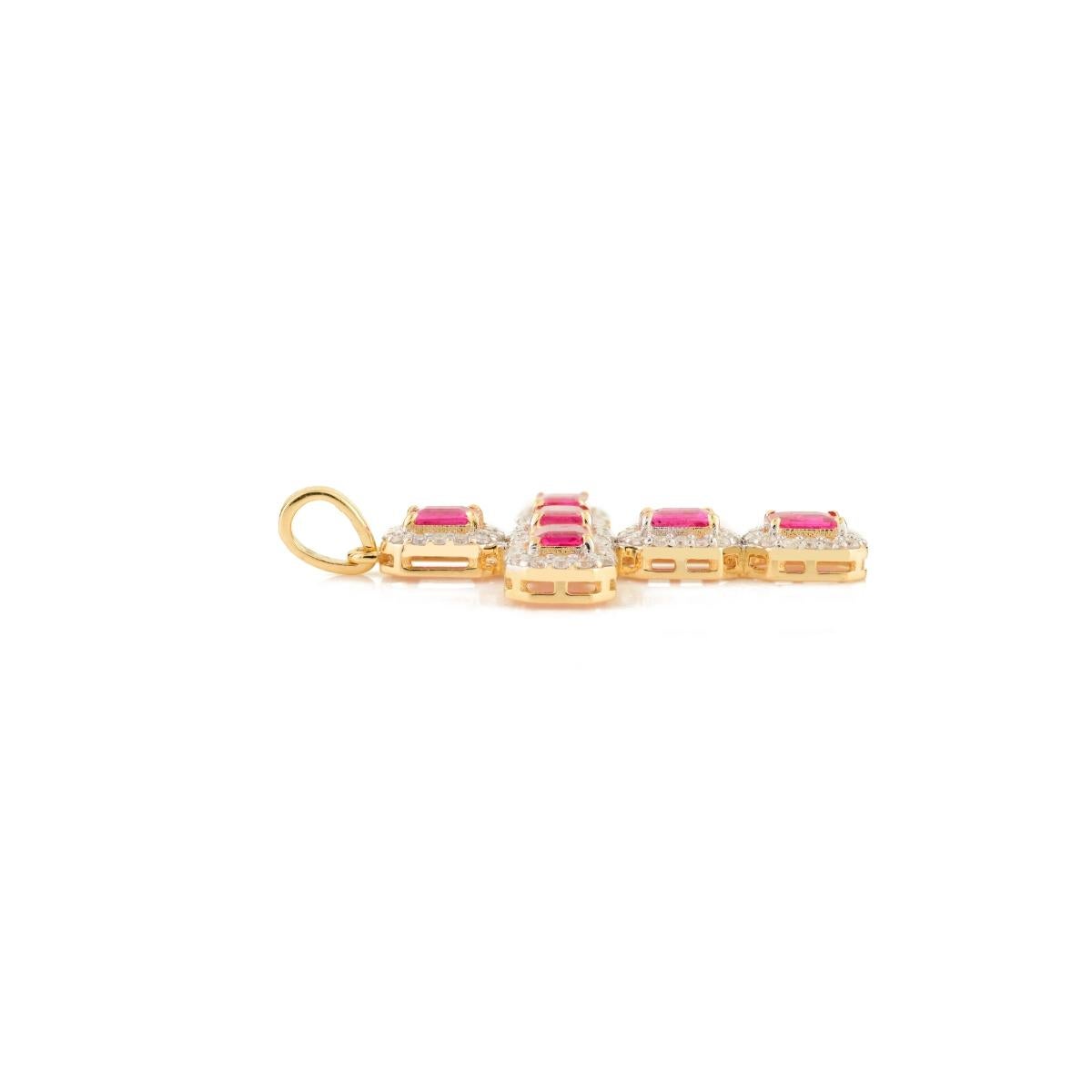 Pendentif croix en or jaune massif 18 carats véritable avec rubis rond de 1,10 carat et diamants Neuf - En vente à New York, NY