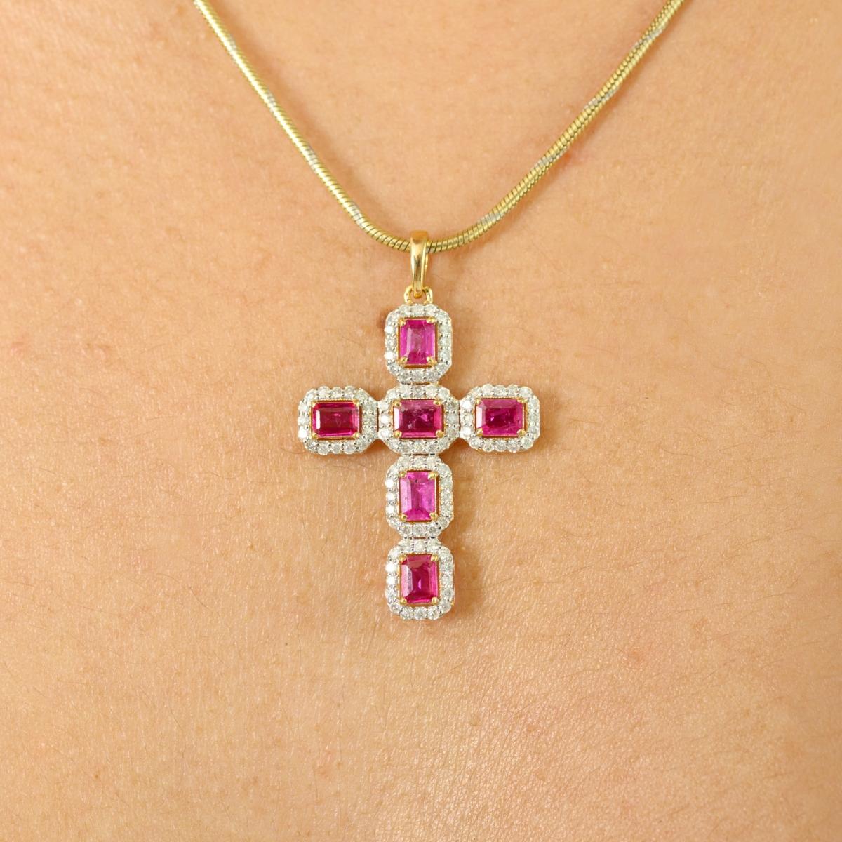 Pendentif croix en or jaune massif 18 carats véritable avec rubis rond de 1,10 carat et diamants Pour femmes en vente