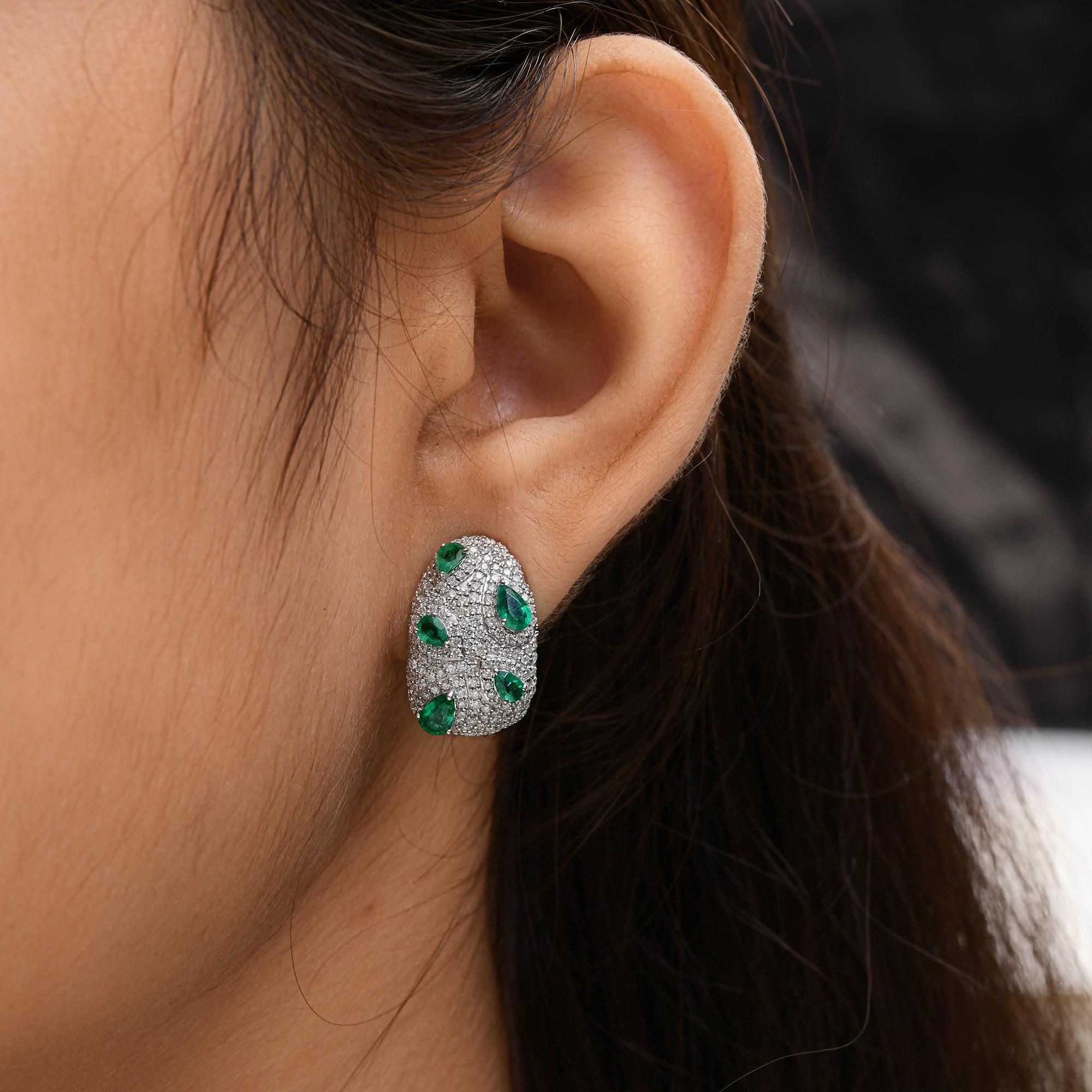Orecchini a clip con diamante smeraldo autentico da 1,28 carati in oro bianco massiccio 14 carati.
I nostri squisiti orecchini a cupola con smeraldo e diamante: un mix perfetto di lusso e raffinatezza. Questi orecchini sono caratterizzati da un