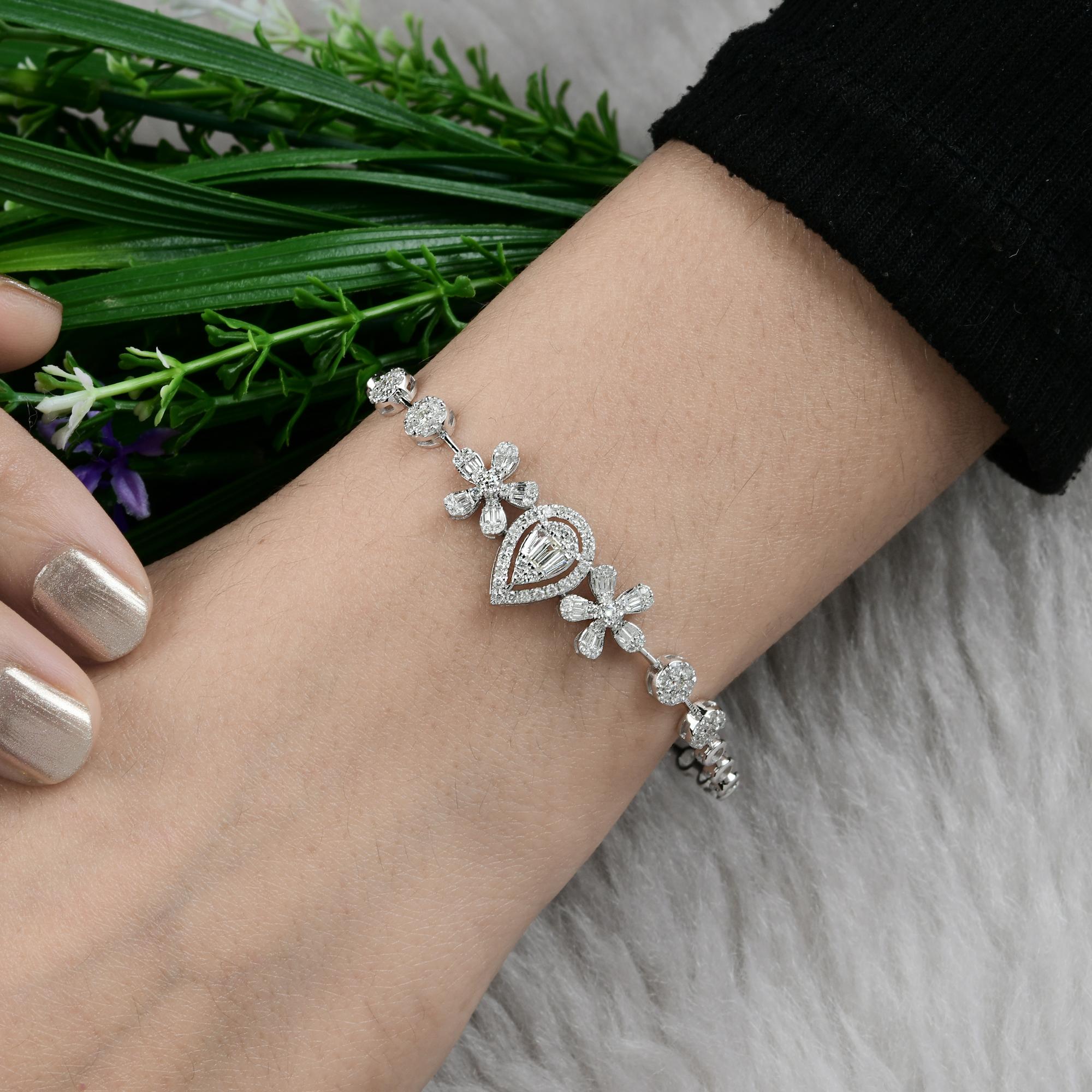 Genuino 1.32Ct SI/H Diamante Floral Pulsera Link Regalo Para Mamá Oro Blanco 18k
Esta pulsera presenta un racimo central de diamantes en forma de lágrima rodeado de motivos florales de diamantes delicadamente dispuestos, lo que la convierte en una