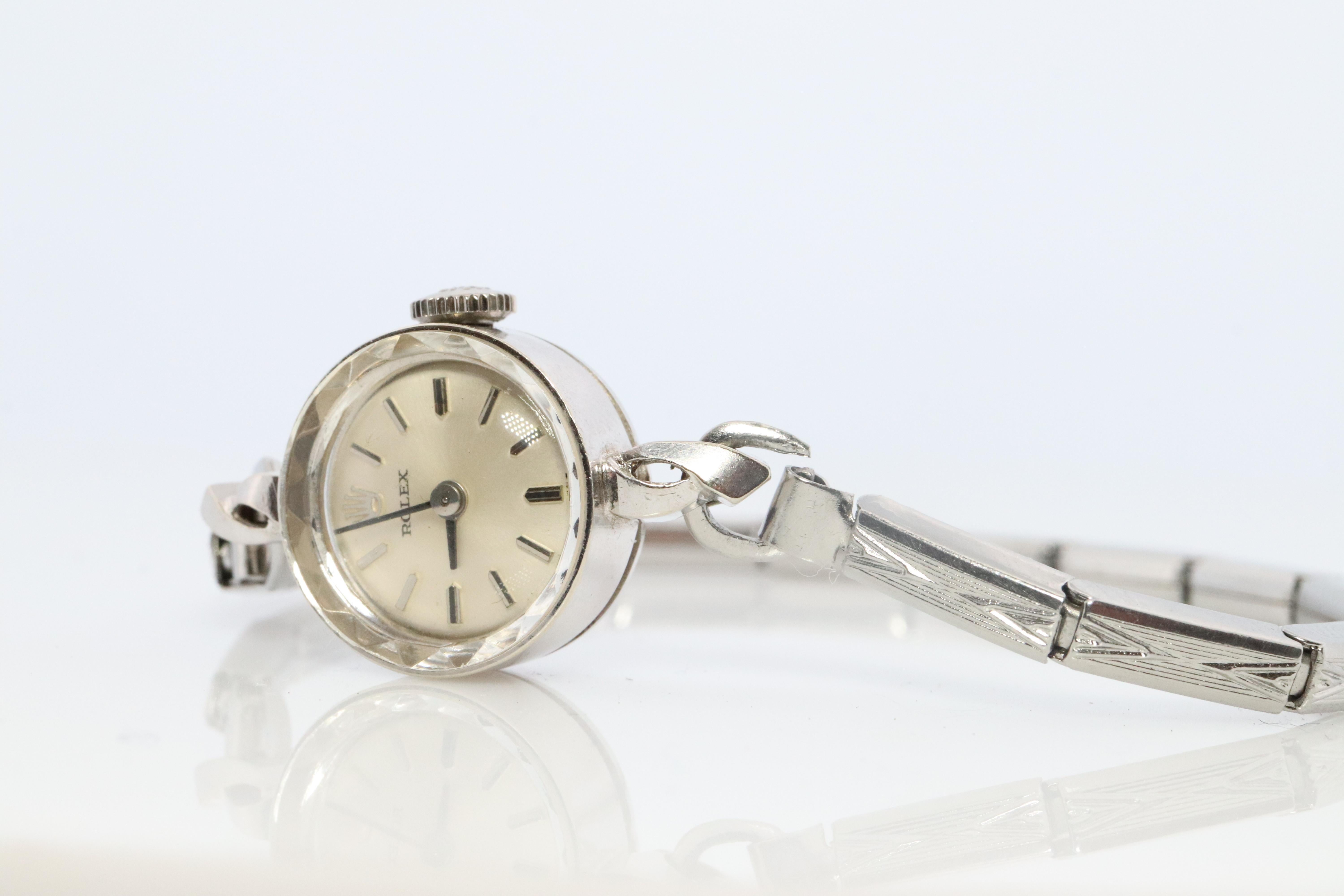 Rolex de oro blanco de 14 quilates  Reloj de pulsera con movimiento mecánico para señora. Alrededor de 1950

Delicada caja de 15 mm y pulsera elástica de acero inoxidable.

Movimiento Rolex 1400 Ref. 9823.

Hermoso Reloj. Mecanismo de cuerda