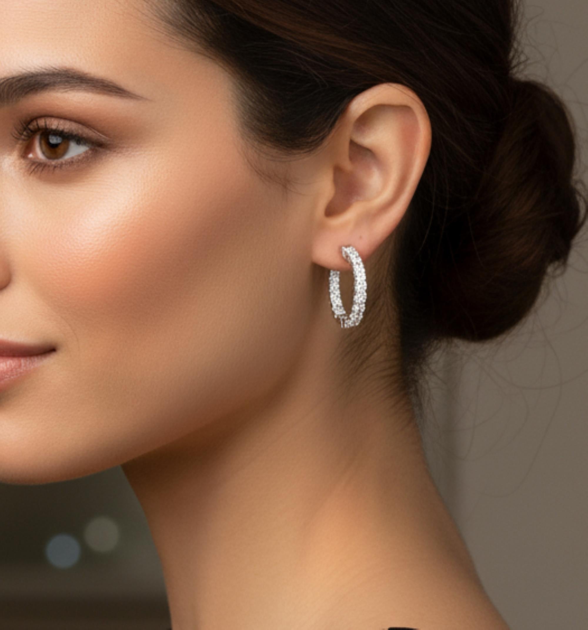 Boucles d'oreilles Huggies en or blanc 14K véritable 3.21Ct Round Brilliant Cut Diamond.
Ces anneaux présentent une ligne continue et brillante de diamants de taille ronde sertis étroitement les uns contre les autres, maximisant ainsi leur éclat. Le