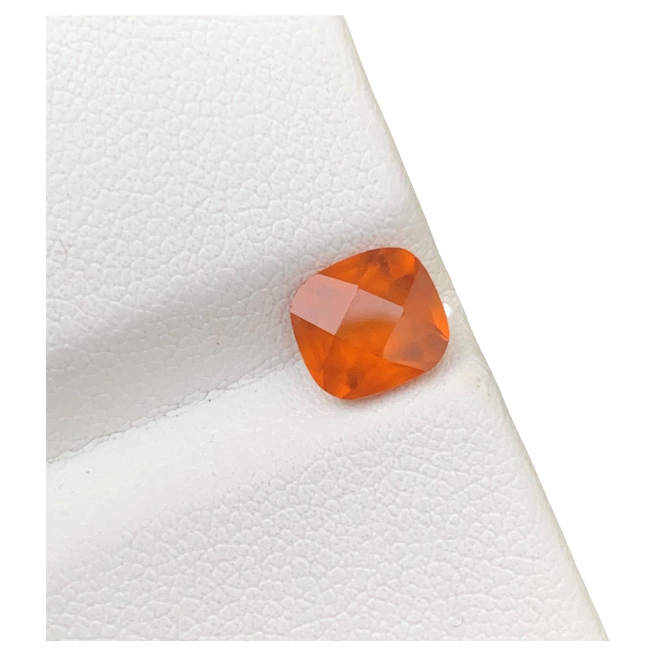 Véritable grenat fanta hessonite de 1,70 carat, pierre précieuse en forme de coussin.