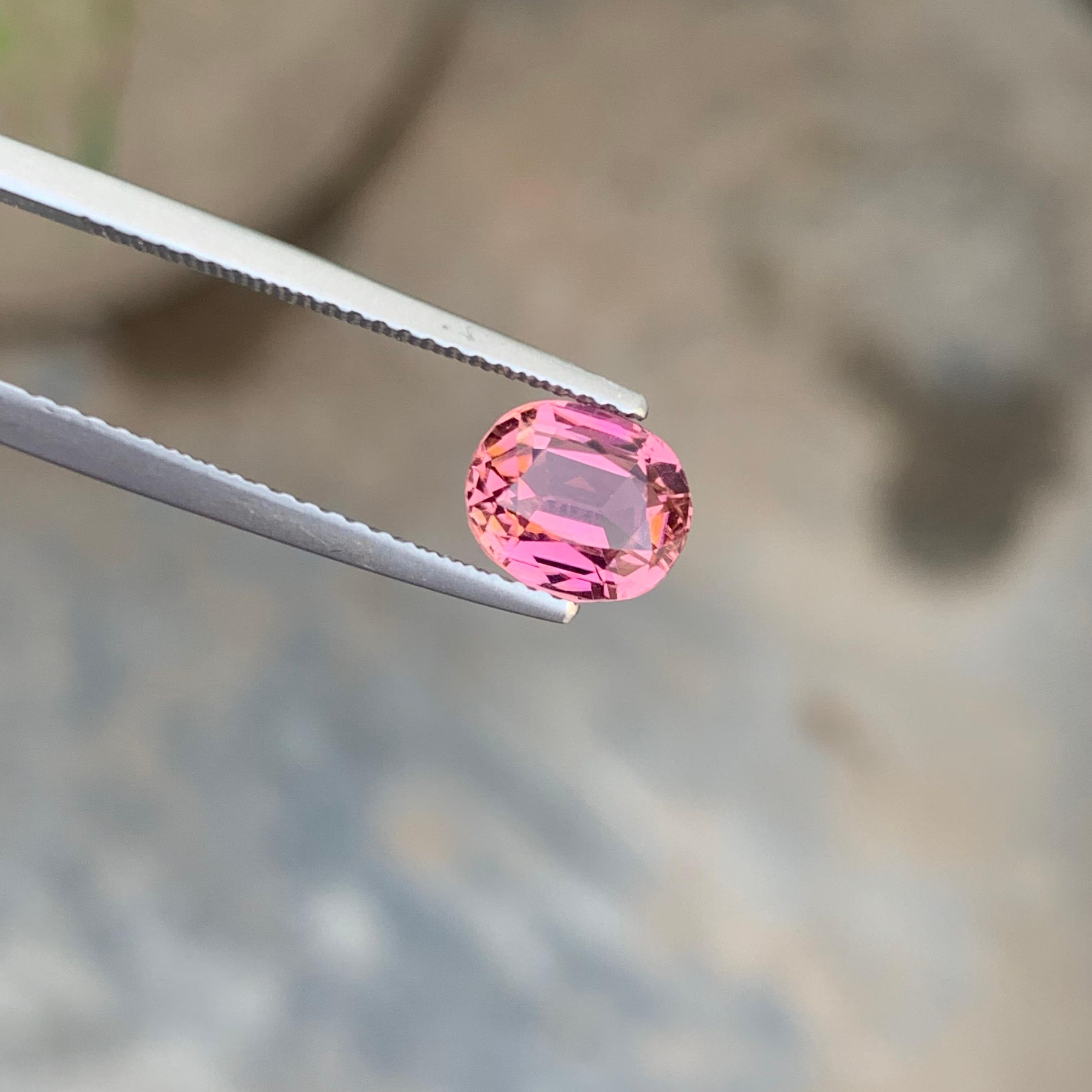 Arts and Crafts Une véritable tourmaline rose naturelle non sertie de 1,70 carat provenant d'une mine d'Afghanistan  en vente