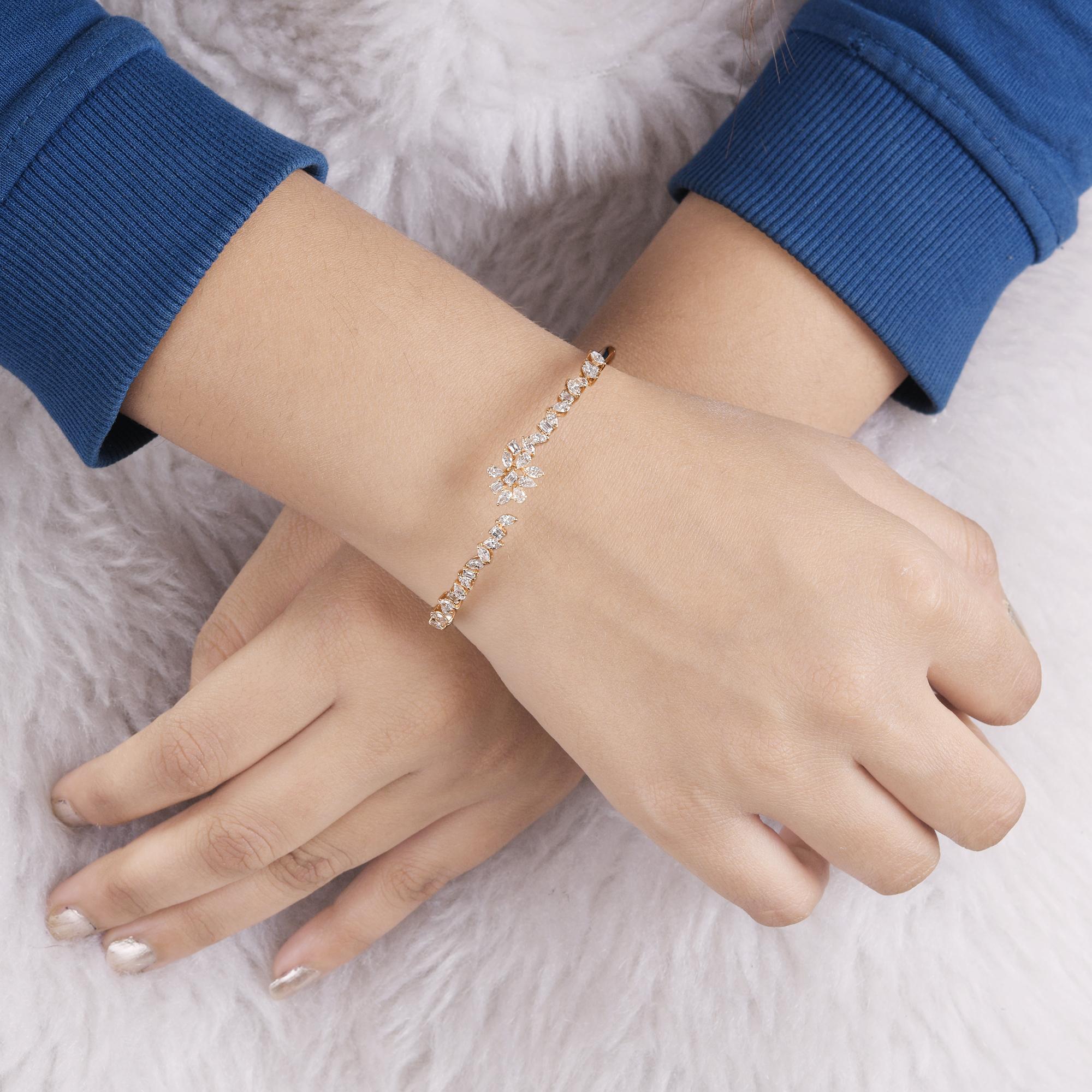 Auténtico brazalete abierto con diamantes talla múltiple SI/H de 1,73 qt Joyas de oro amarillo de 14k
Esta pulsera, diseñada con un delicado flujo de diamantes talla marquesa, pera y esmeralda, forma un elegante racimo floral en el centro. Su