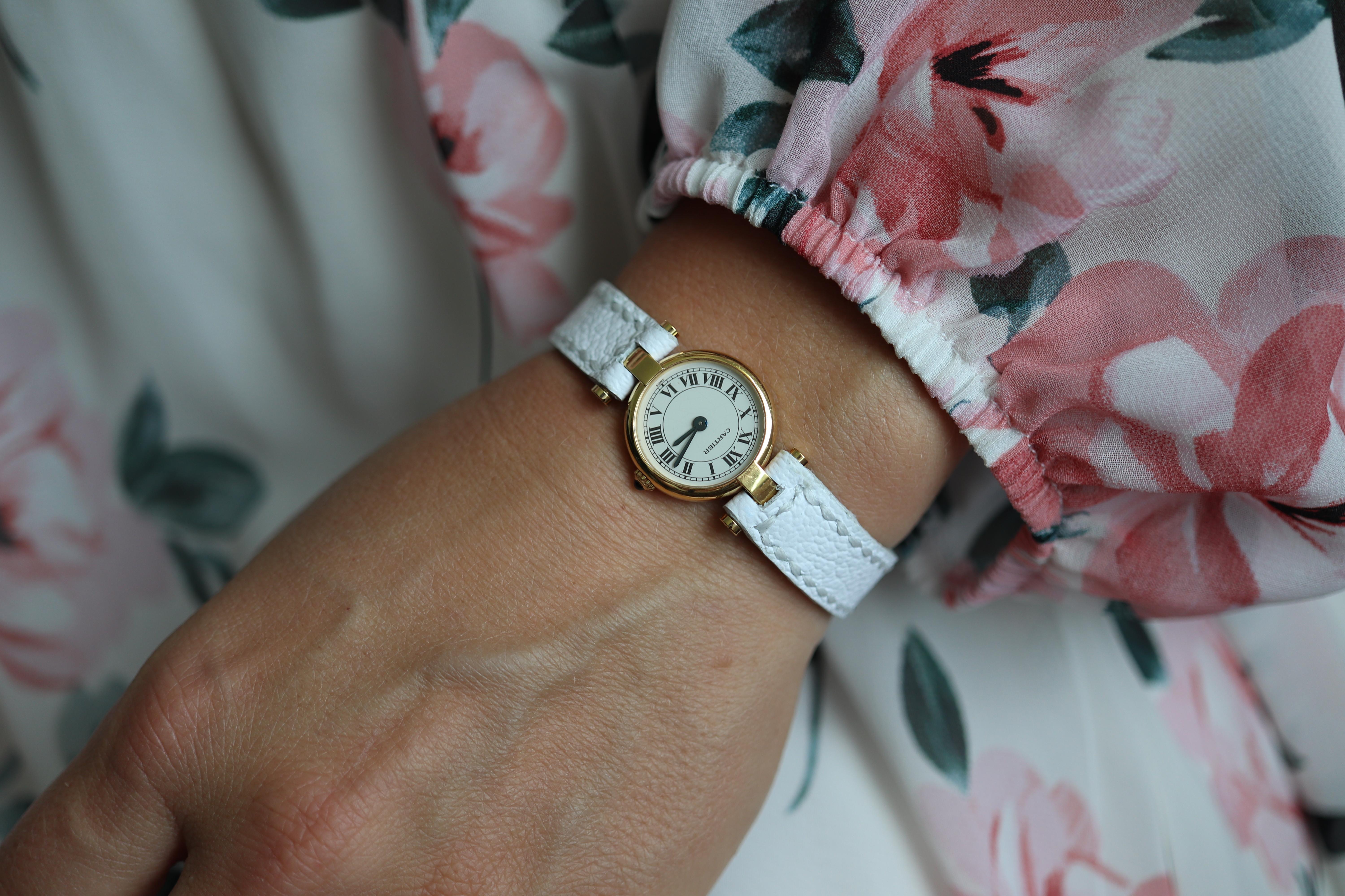 Echte Cartier Uhr. 

18k Solid Gold Fall.

Mini Vendome 2163

Weißes Gesicht

Zustand: Kommt mit Original Etui. 

Neue Batterie installiert.
Neues handgefertigtes Lederband.

Einzelheiten:
20mm Rundes Gehäuse