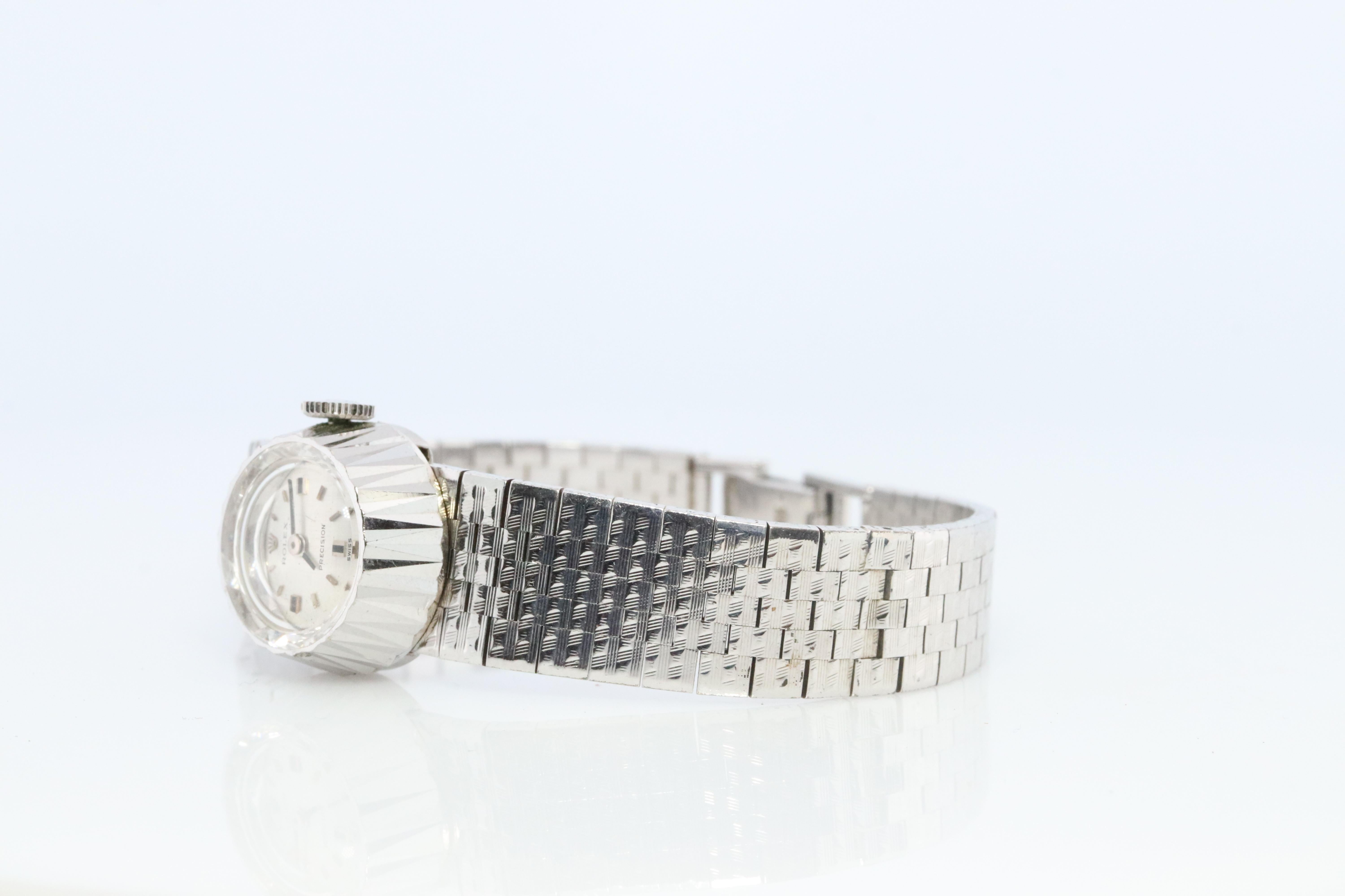 18k White Gold Rolex Orchid Ladies mechanical Movement Wristwatch.

Dainty 18mm Case.

Rolex 1400 Movement Ref. 2032.

Beautiful Watch. Manual Windup mechanism. 

Case is 18k 750 White gold

Total weight 31.7grams

Condition: Watch little signs of