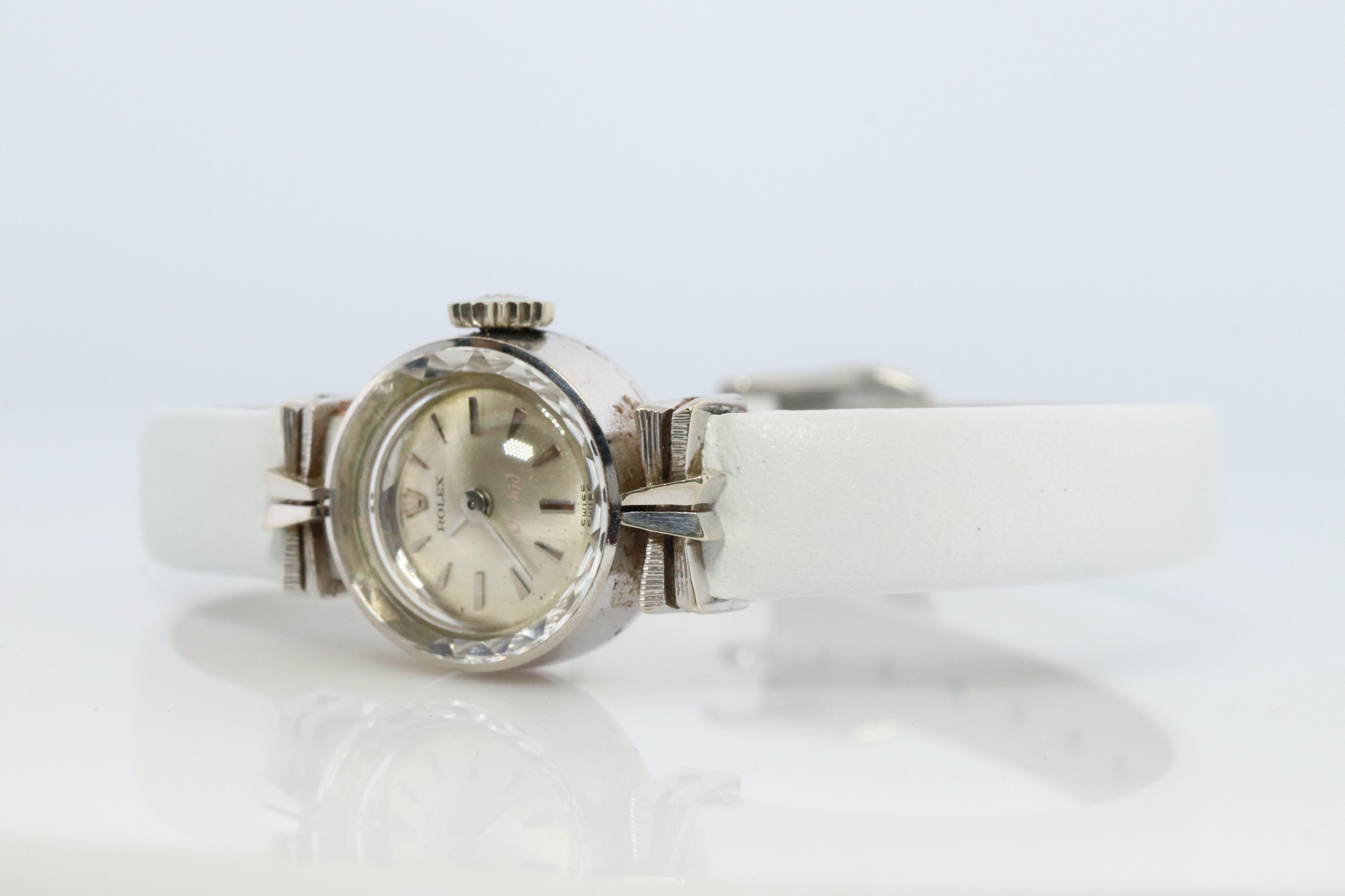 Genuine 18k Rolex Orchid Watch. 18k WG Ladies 2247 Dainty 1960s Ladies Rolex In Good Condition For Sale In Port Charlotte, FL