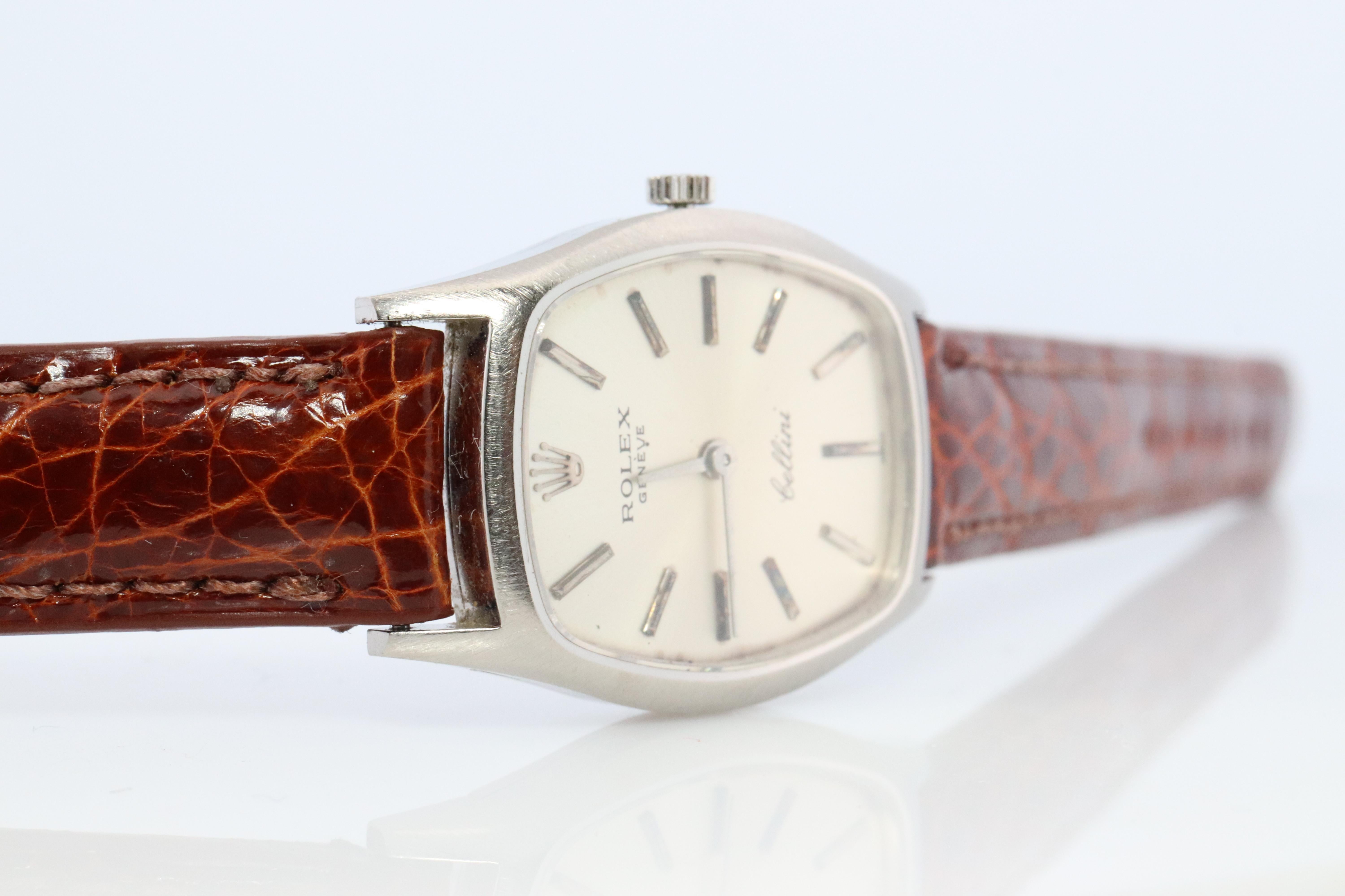 18k White Gold Rolex Cellini Ladies mechanical Movement Wristwatch. 

Rolex 1600 Movement Ref. 3803 Barrel Cellini

Beautiful Watch. Manual Windup mechanism. 

Case is 18k 750 White gold
Brand new Leather Band. 
23mm by 32mm case

Condition: Watch