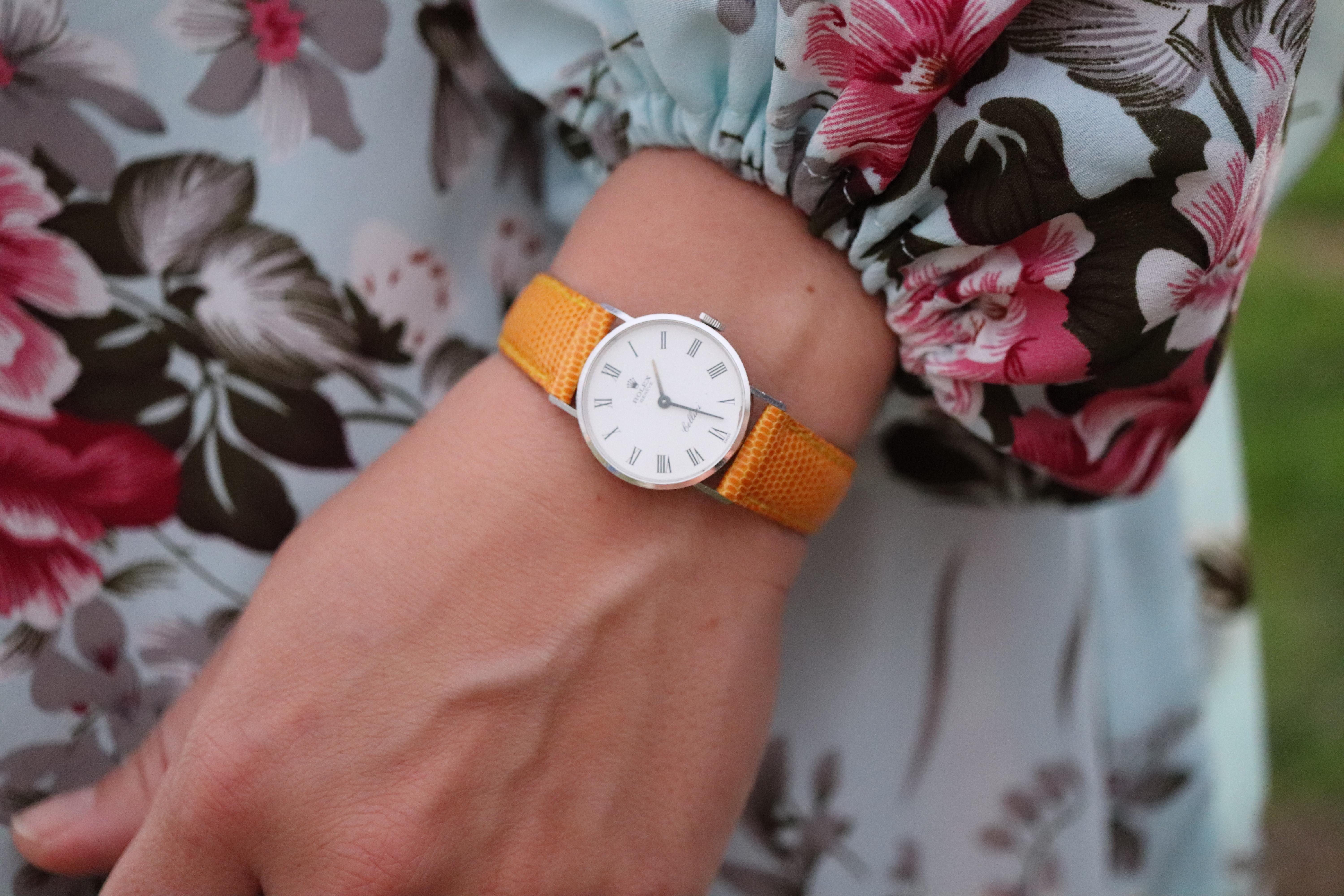 18k White Gold Rolex Cellini Ladies mechanical Movement Wristwatch. Circa 1972

Rolex 1600 Movement Ref. 3810 Round Cellini

Beautiful Watch. Manual Windup mechanism. 

Case is 18k 750 White gold
Brand new GUCCI Leather Band. Have other colors for