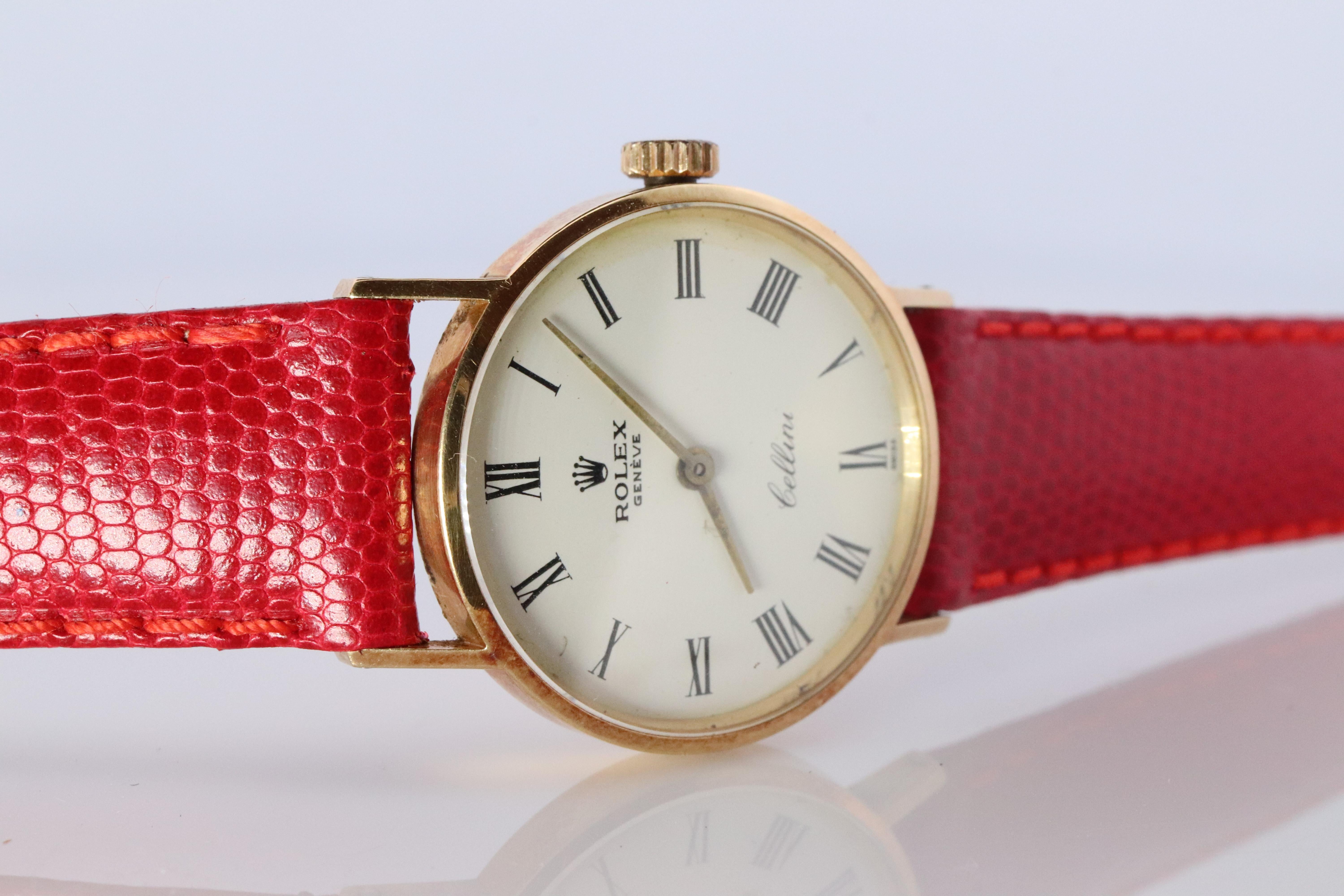 18k Gelbgold Rolex Cellini Damen mechanisches Uhrwerk Armbanduhr. Ca. 1972

Rolex 1600 Uhrwerk Ref. 3810 Rund Cellini

Schöne Uhr. Manueller Aufzugsmechanismus. 

Gehäuse aus 18k 750 Gelbgold
Brandneues GUCCI Lederband. Haben andere Farben für Ihre