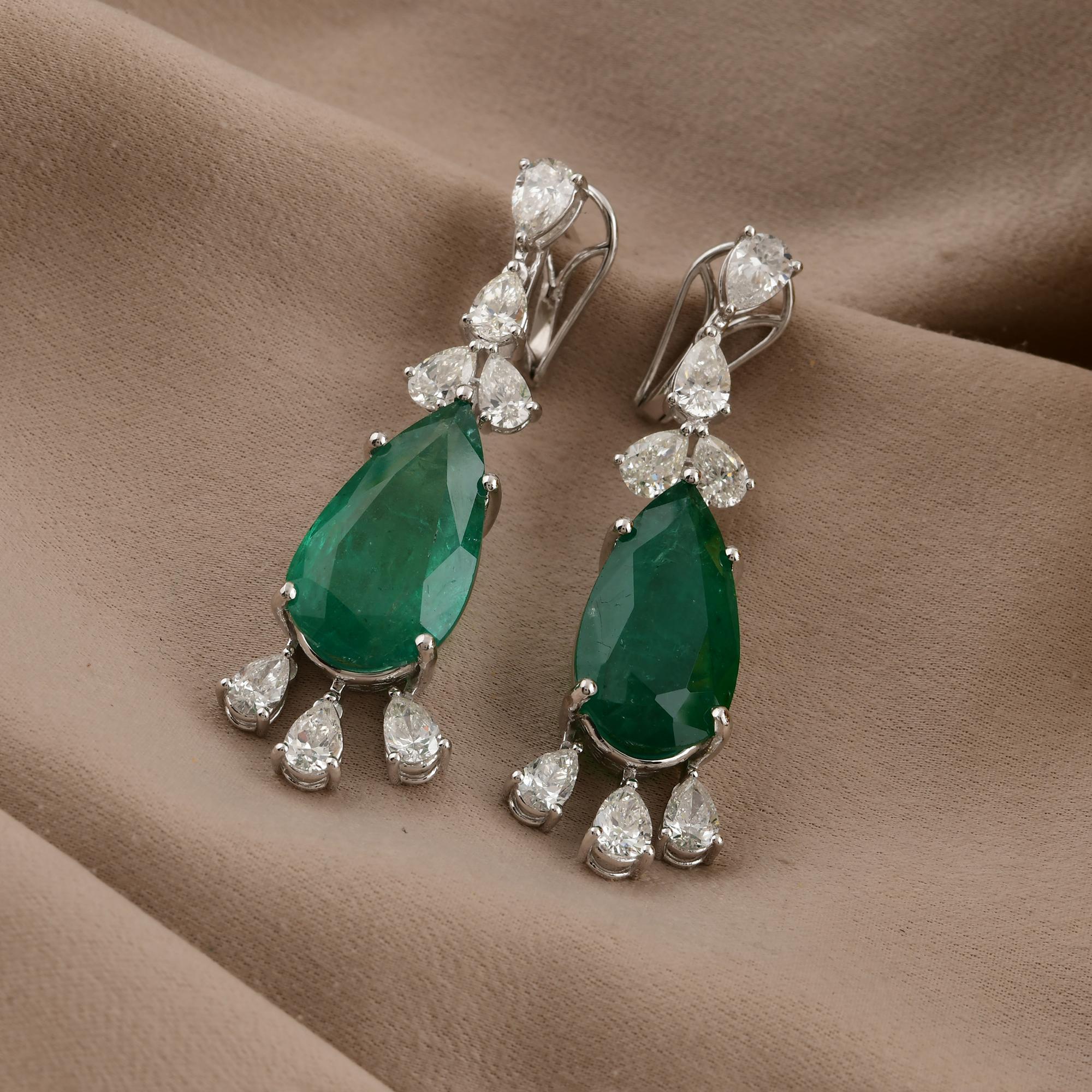 Taille poire Boucles d'oreilles pendantes en or 14k avec émeraude véritable de 20,13 carats et diamants en forme de goutte d'eau en vente