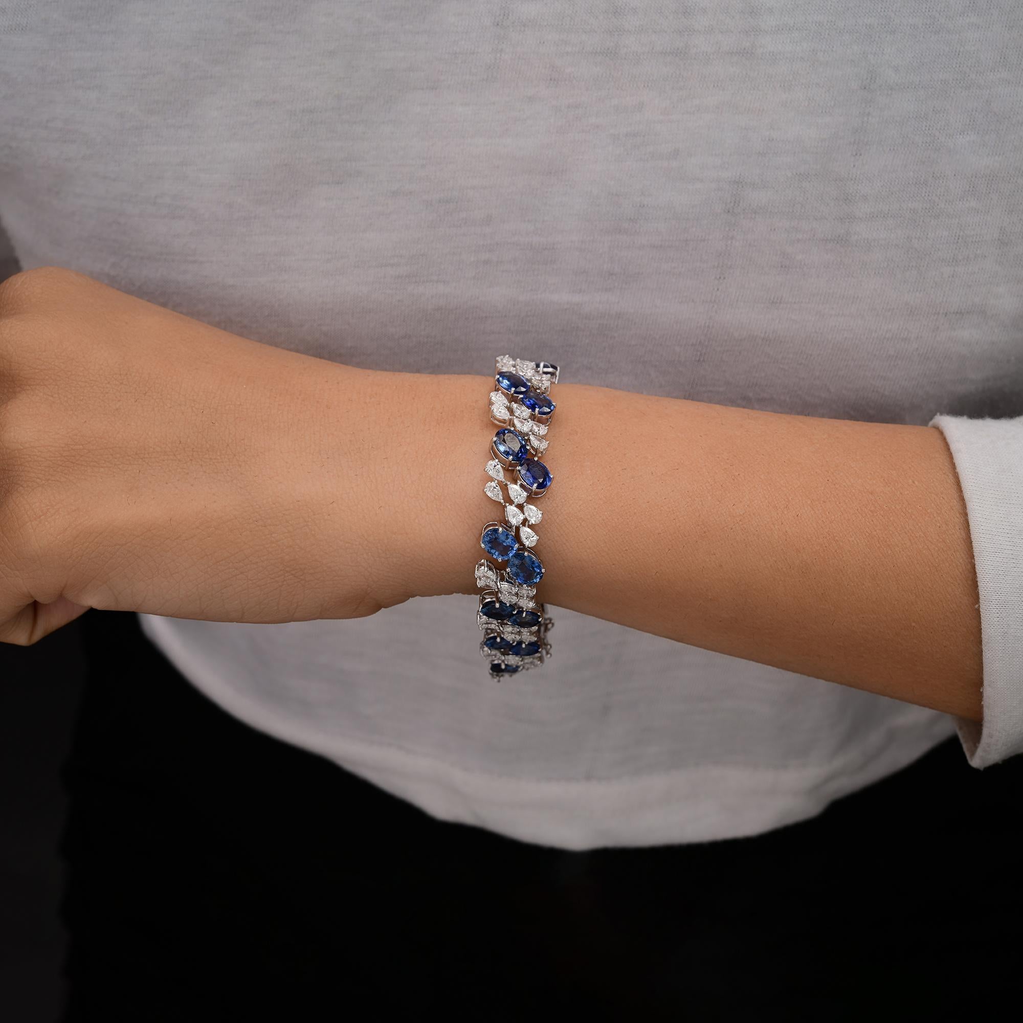 Realizzato in oro a 18 carati, questo squisito bracciale è impreziosito da 20,37 carati di zaffiro blu naturale e 7,58 carati di diamanti scintillanti. Lo zaffiro blu è una pietra natale di settembre e si ritiene che migliori la chiarezza mentale e