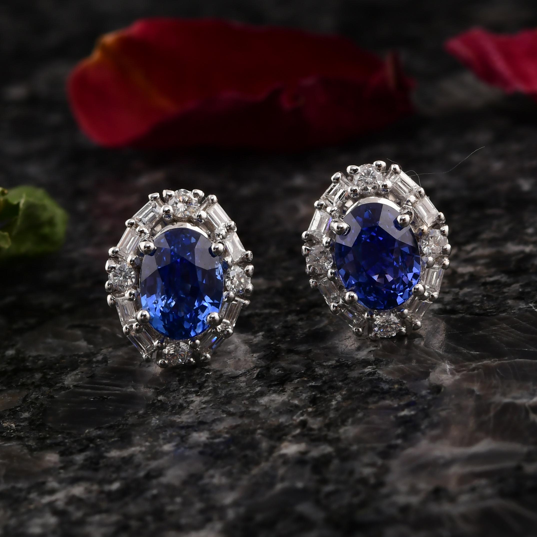 Art Déco Autentici orecchini a perno con diamante e zaffiro blu ovale da 2,05 CTW in oro bianco 18 carati in vendita