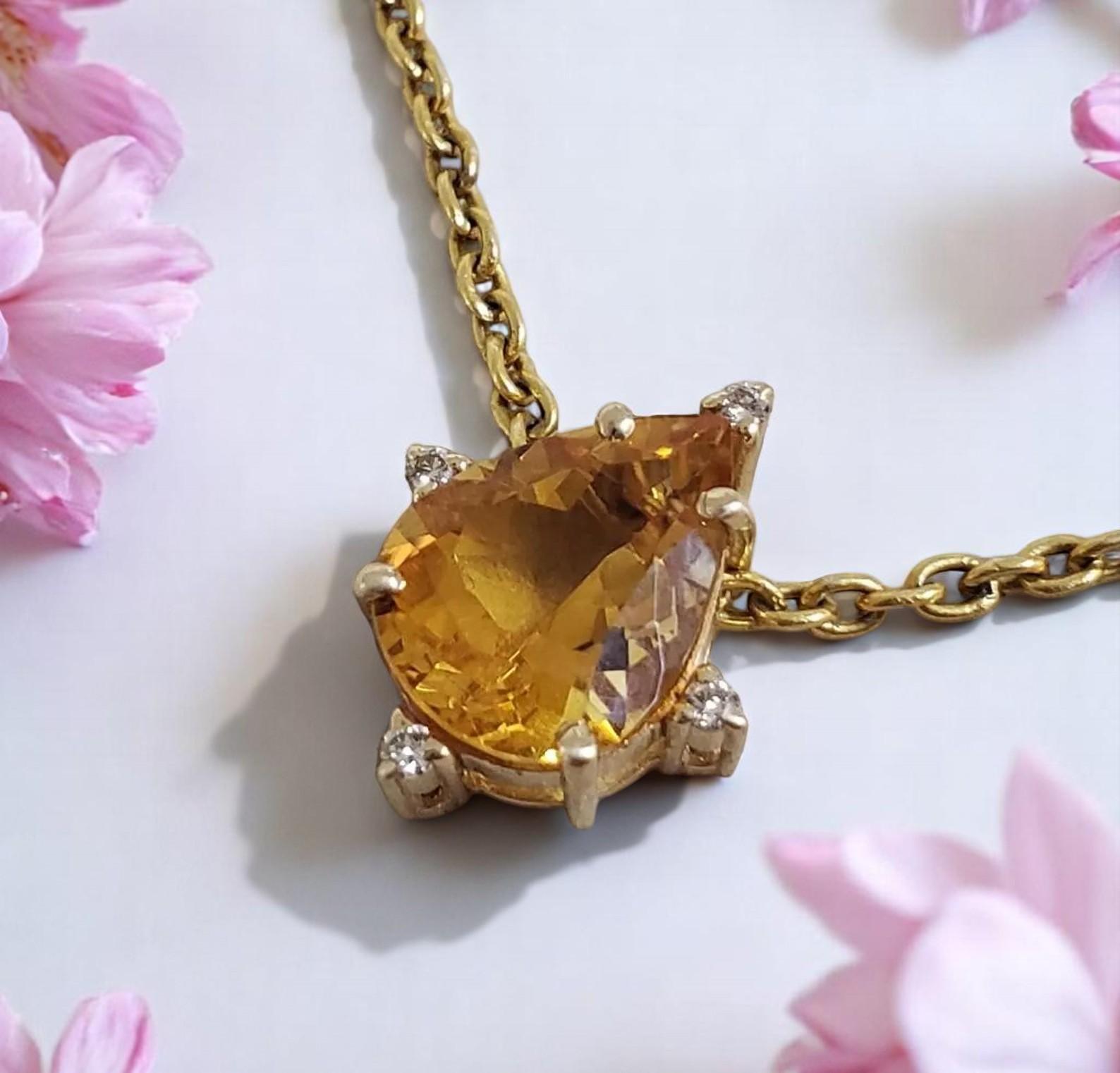 Impressionnant, grand pendentif en or jaune étincelant, serti en or jaune massif 14K, entouré de diamants naturels étincelants. L'éblouissante citrine brésilienne géante a une couleur jaune intense et brillante, sertie dans de l'or jaune 14k. Les