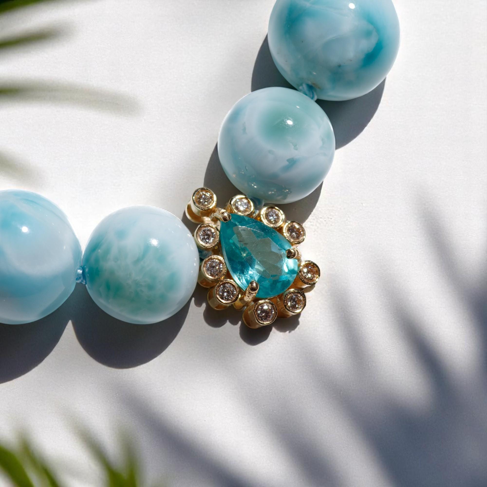 Fai un'audace dichiarazione celeste con questa collana di perline in larimar blu cielo mozzafiato. Annodato a mano con cura meticolosa e rifinito in oro massiccio 14 carati, è appeso con grandi perle di larimar blu di altissima qualità!
Le perline