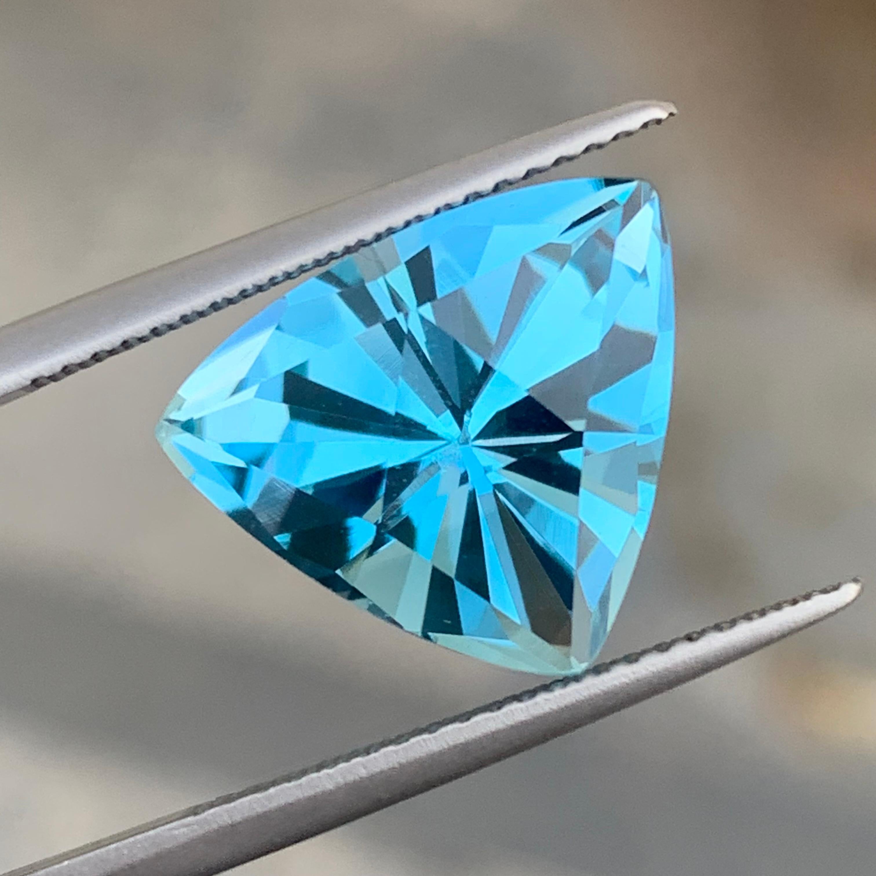 Une véritable topaze bleue du Brésil de 9,0 carats, taillée en trillion, disponible pour la vente en vente 6