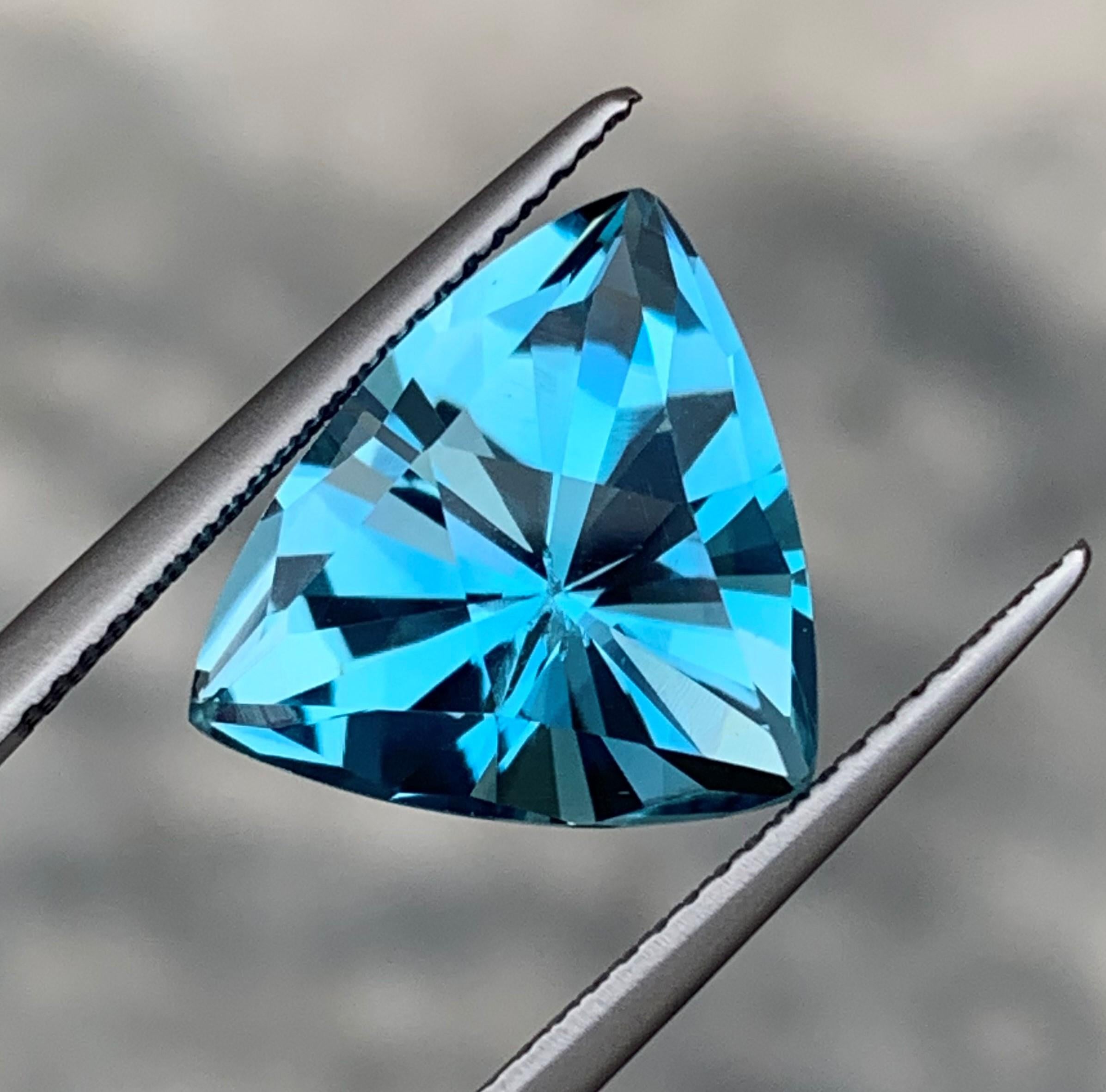 Une véritable topaze bleue du Brésil de 9,0 carats, taillée en trillion, disponible pour la vente Neuf - En vente à Peshawar, PK