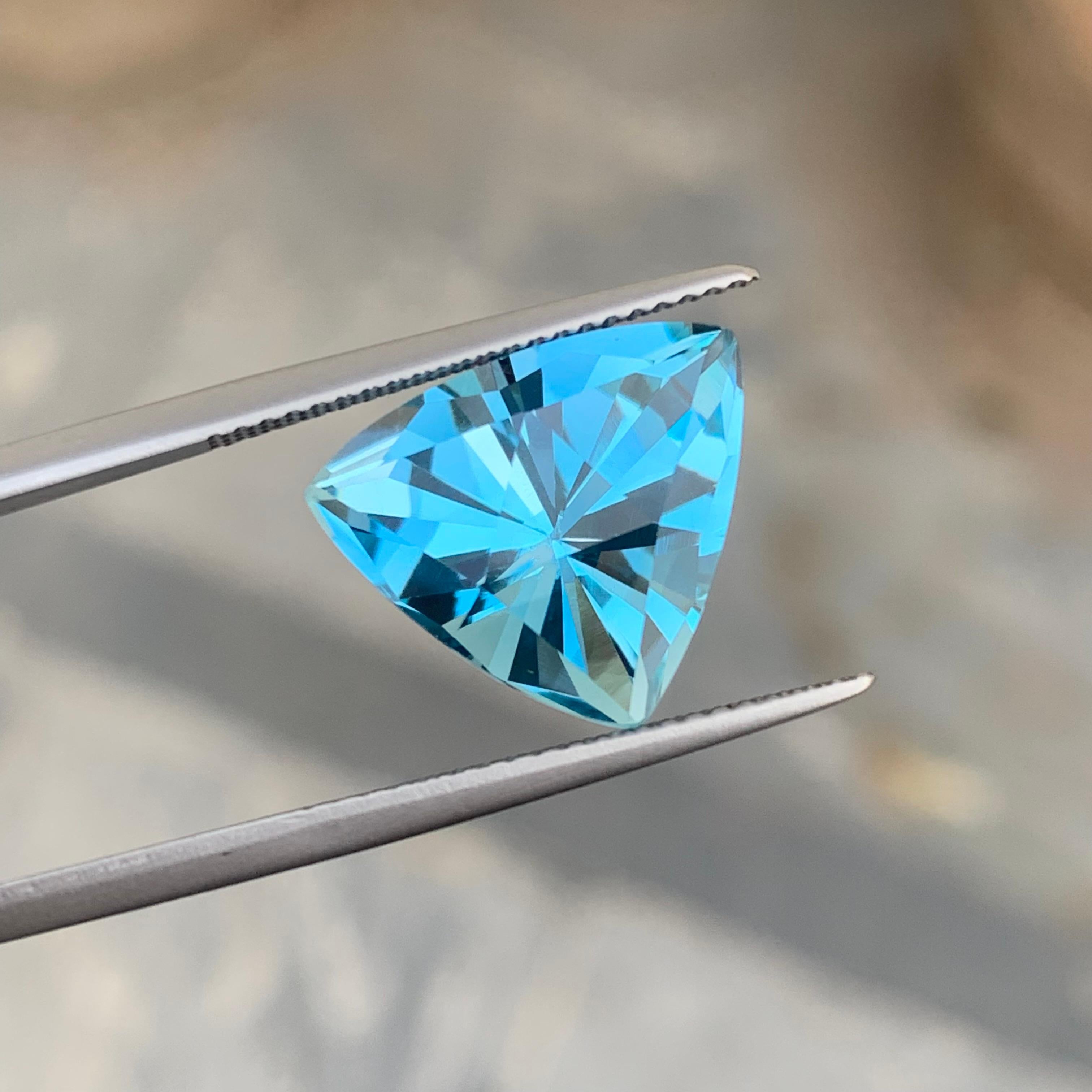 Une véritable topaze bleue du Brésil de 9,0 carats, taillée en trillion, disponible pour la vente en vente 1