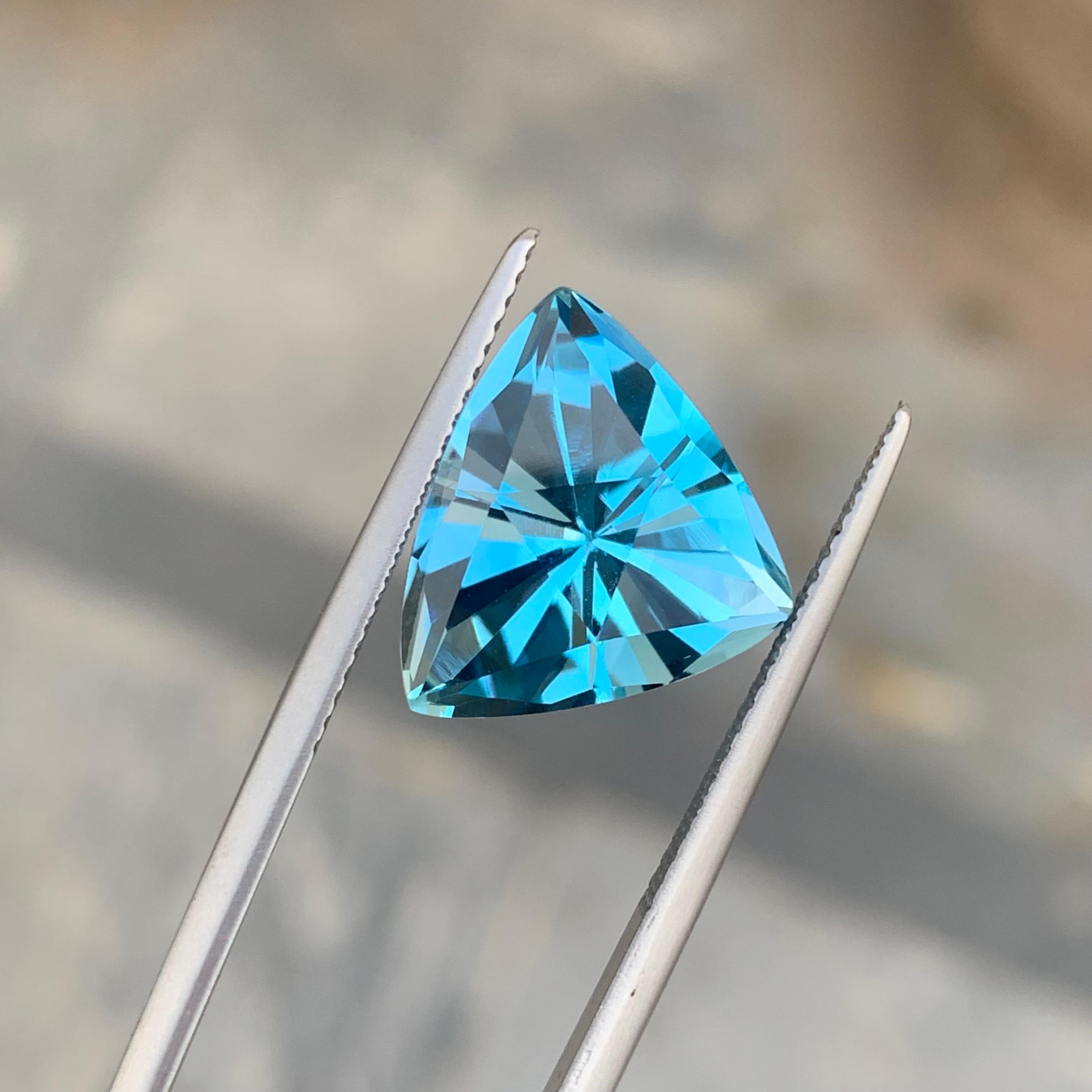 Une véritable topaze bleue du Brésil de 9,0 carats, taillée en trillion, disponible pour la vente en vente 2
