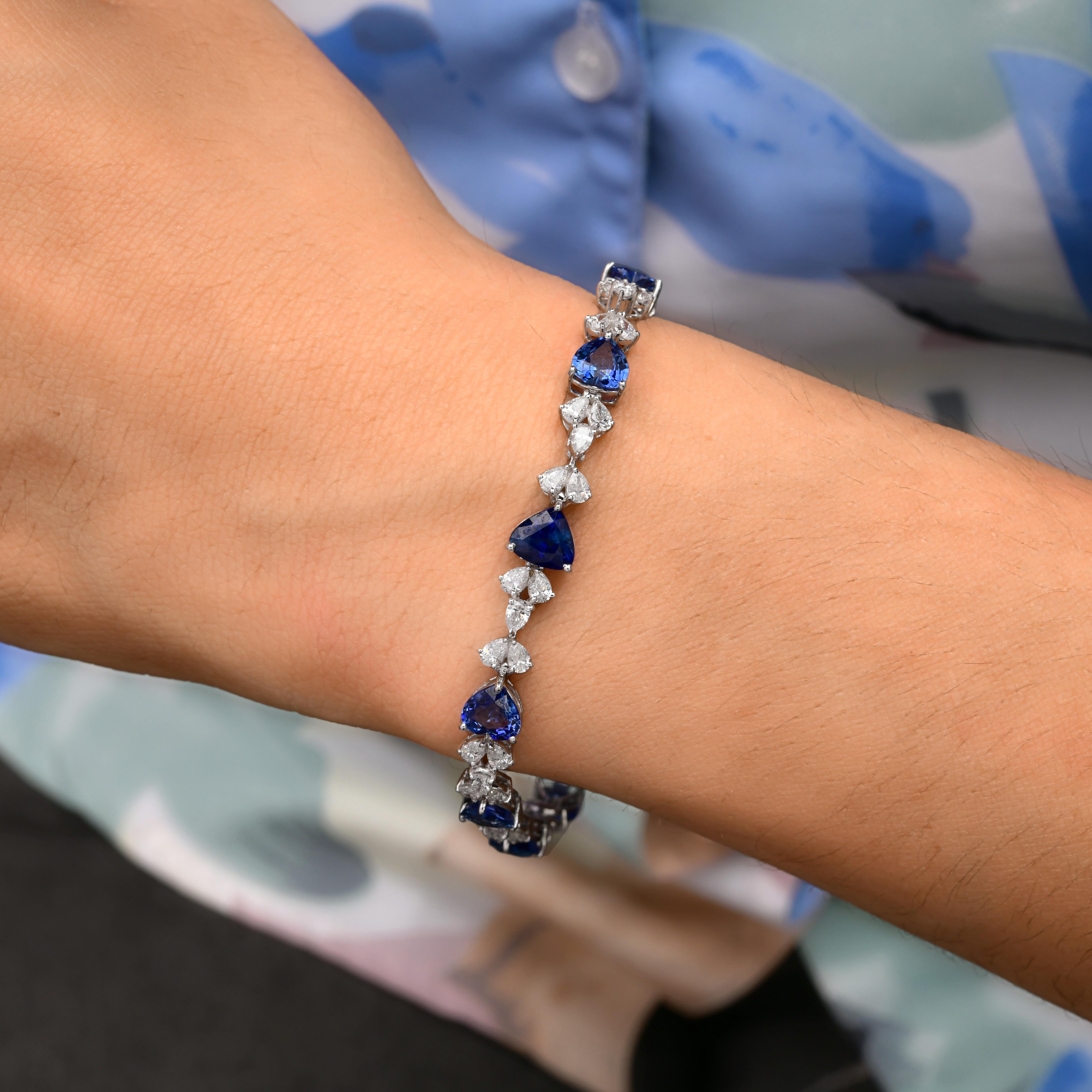 Dieses exquisite Armband aus 18-karätigem Gold ist mit 9,66 Karat natürlichen blauen Saphiren und 3,30 Karat funkelnden Diamanten besetzt. Der blaue Saphir ist ein Geburtsstein des Monats September und soll geistige Klarheit und