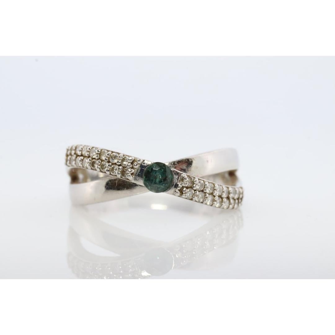 Vintage from the 1990s
Size: 7 1/4 US
Materials: Gold, Platinum
Gemstone: Alexandrite
Gem color: Green

Band color: White


A beautiful piece.

Genuine Alexandrite rated at A quality. Changes colors in different light.

900 Platinum

Diamond X