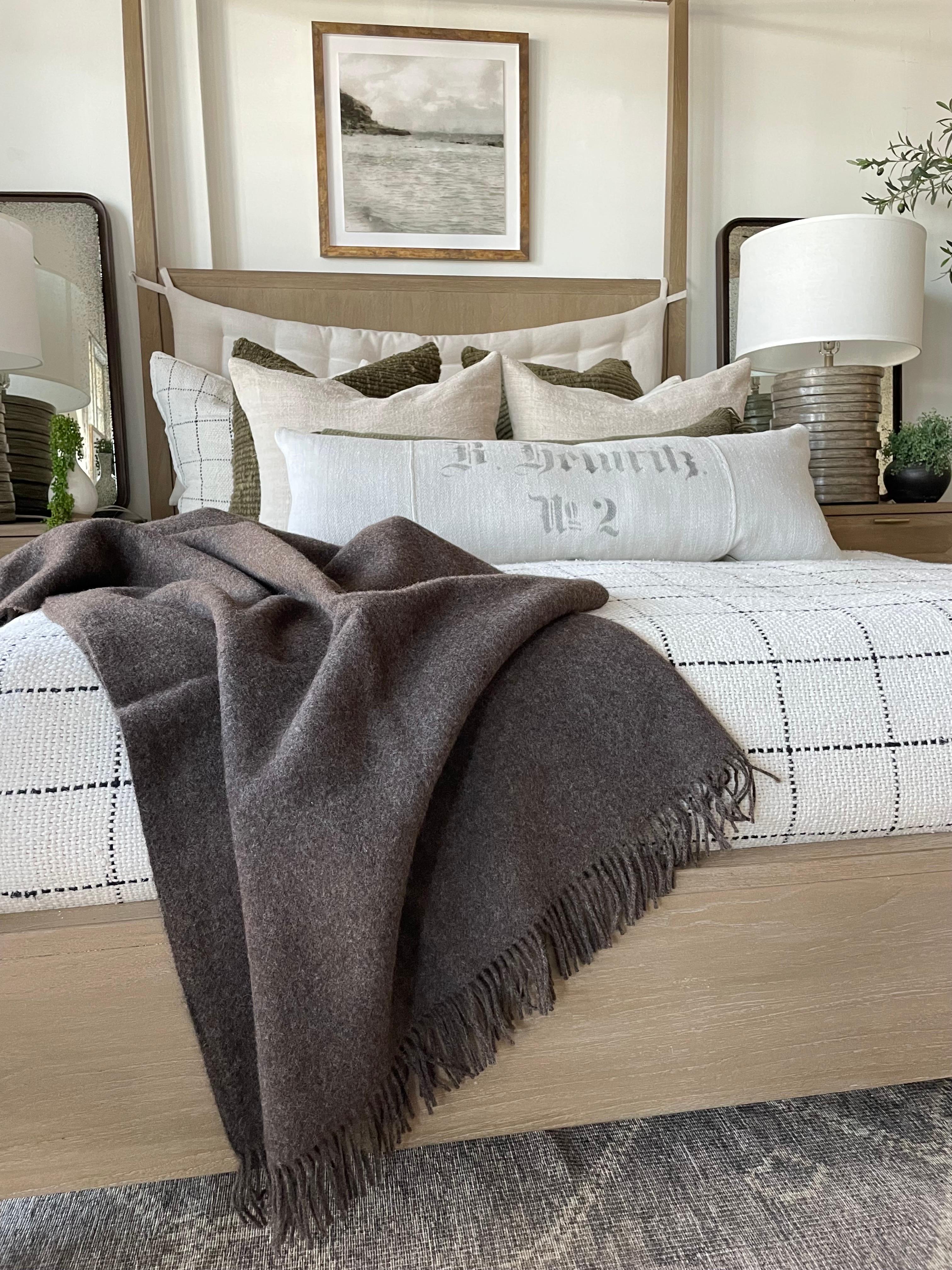Verlieben Sie sich in unsere bezaubernde Decke Julia aus Alpakawolle und echter Schafwolle. Die Qualität ist 100% natürlich, weshalb Sie eine extreme Weichheit erleben werden, sowohl im Aussehen als auch beim Fühlen der schönen Decke. Ein exklusiver