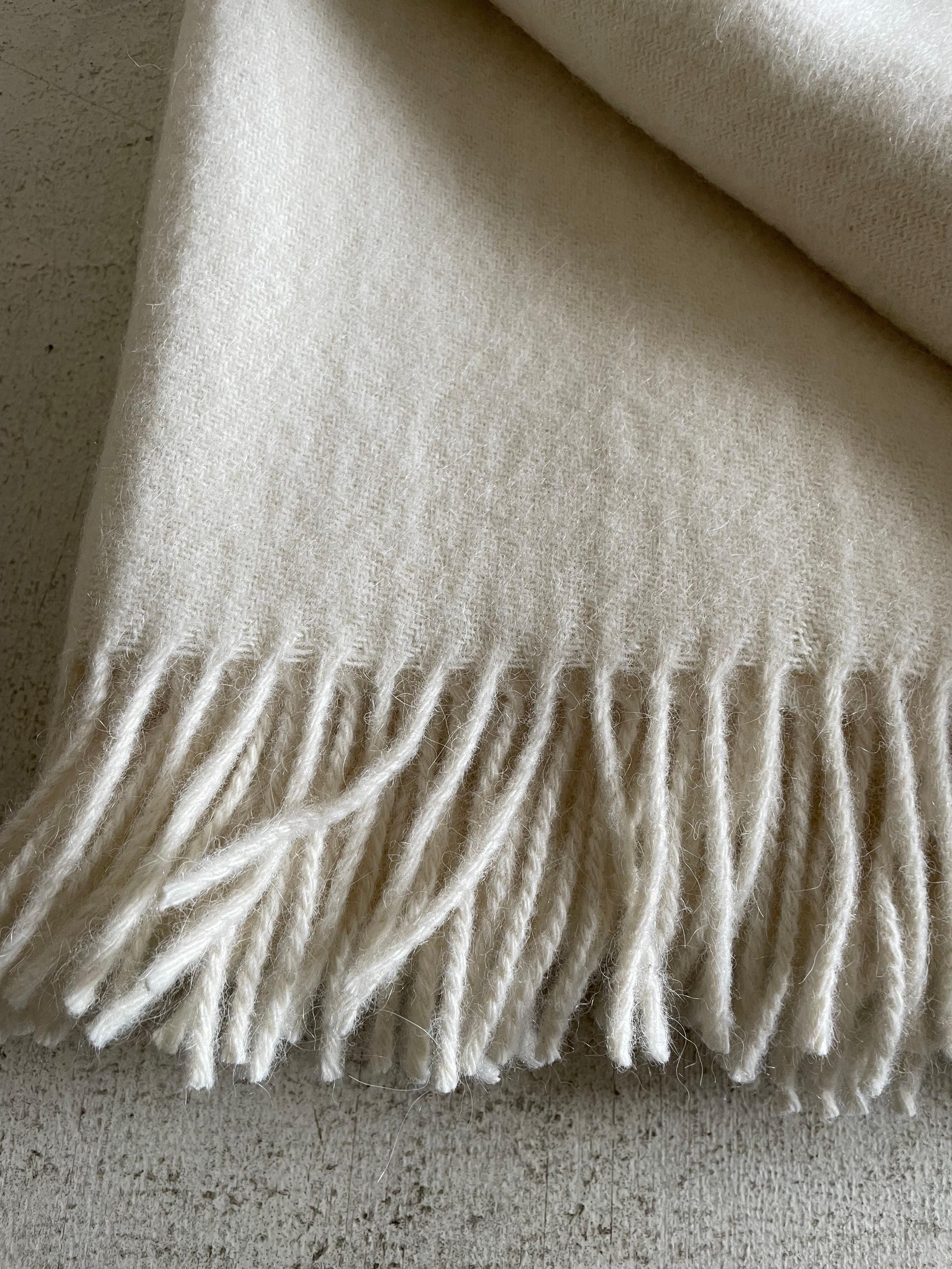 Genuine Alpaca and Wool Throw in Ecru In New Condition For Sale In Brea, CA