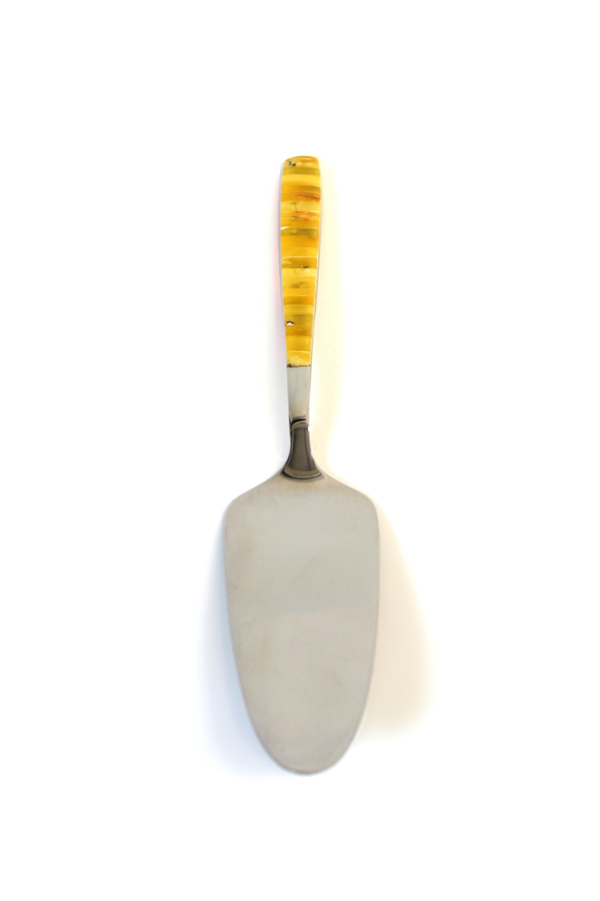 Ce serveur à gâteau élégant allie harmonieusement un design moderne à la beauté intemporelle des pierres précieuses. Cette pièce fine est fabriquée en acier inoxydable massif, offrant une forme élancée et gracieuse qui plaît à l'œil et se sent