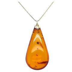 Collier pendentif en or jaune 14 carats avec cabochon en poire d'ambre véritable