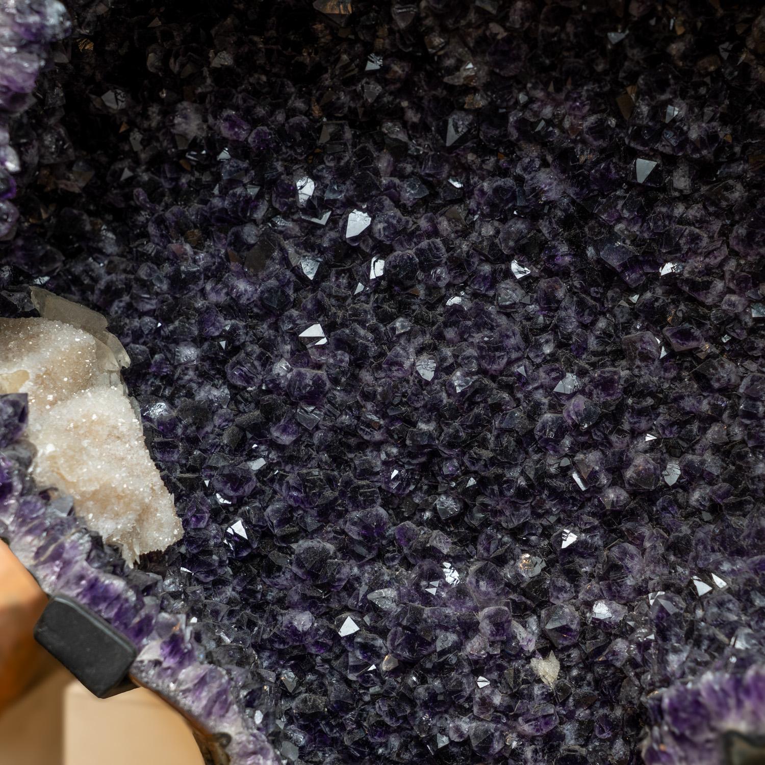 XXI secolo e contemporaneo Geode a grappolo di cristallo di ametista autentico su supporto dal Brasile (153 libbre) in vendita