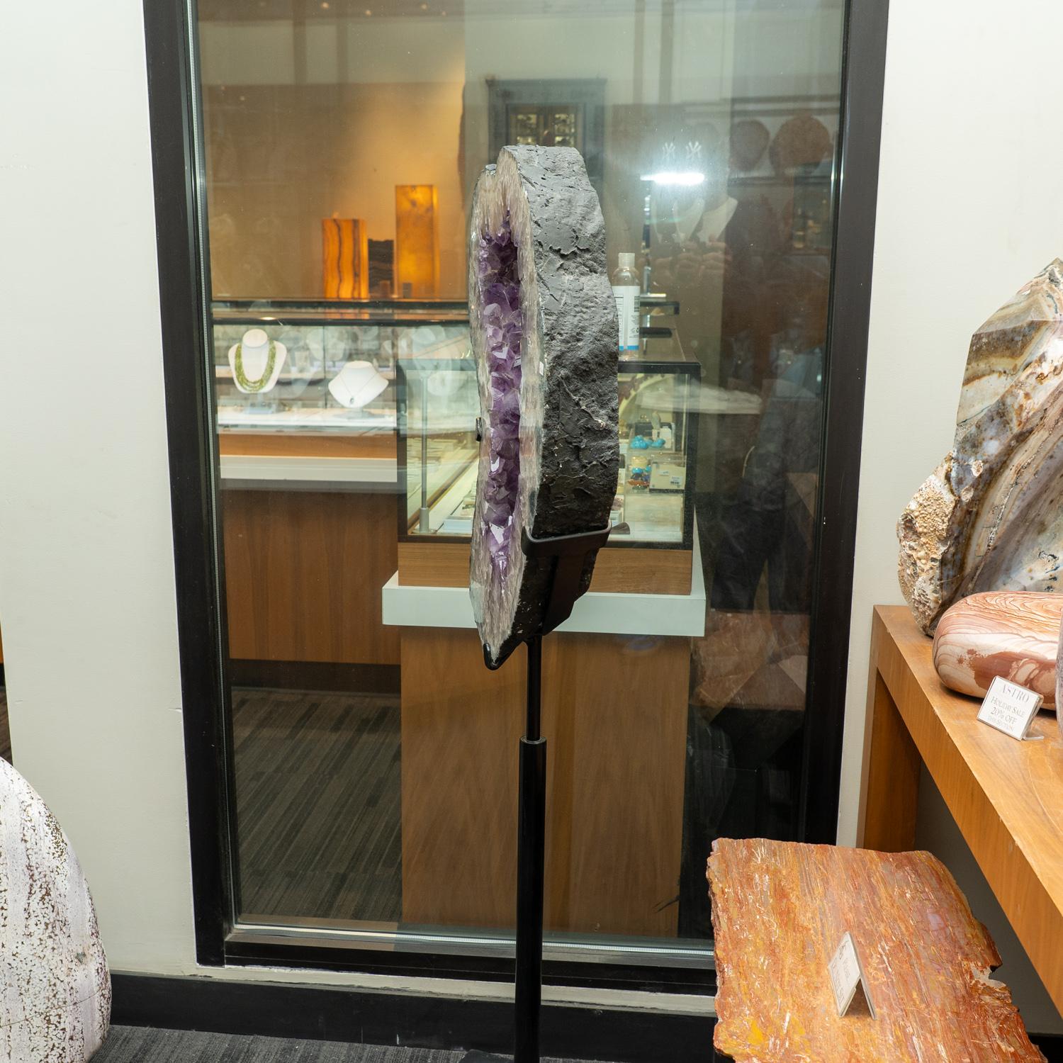 Fetta di geode di ametista autentica su supporto dal Brasile In condizioni Nuovo in vendita a New York, NY