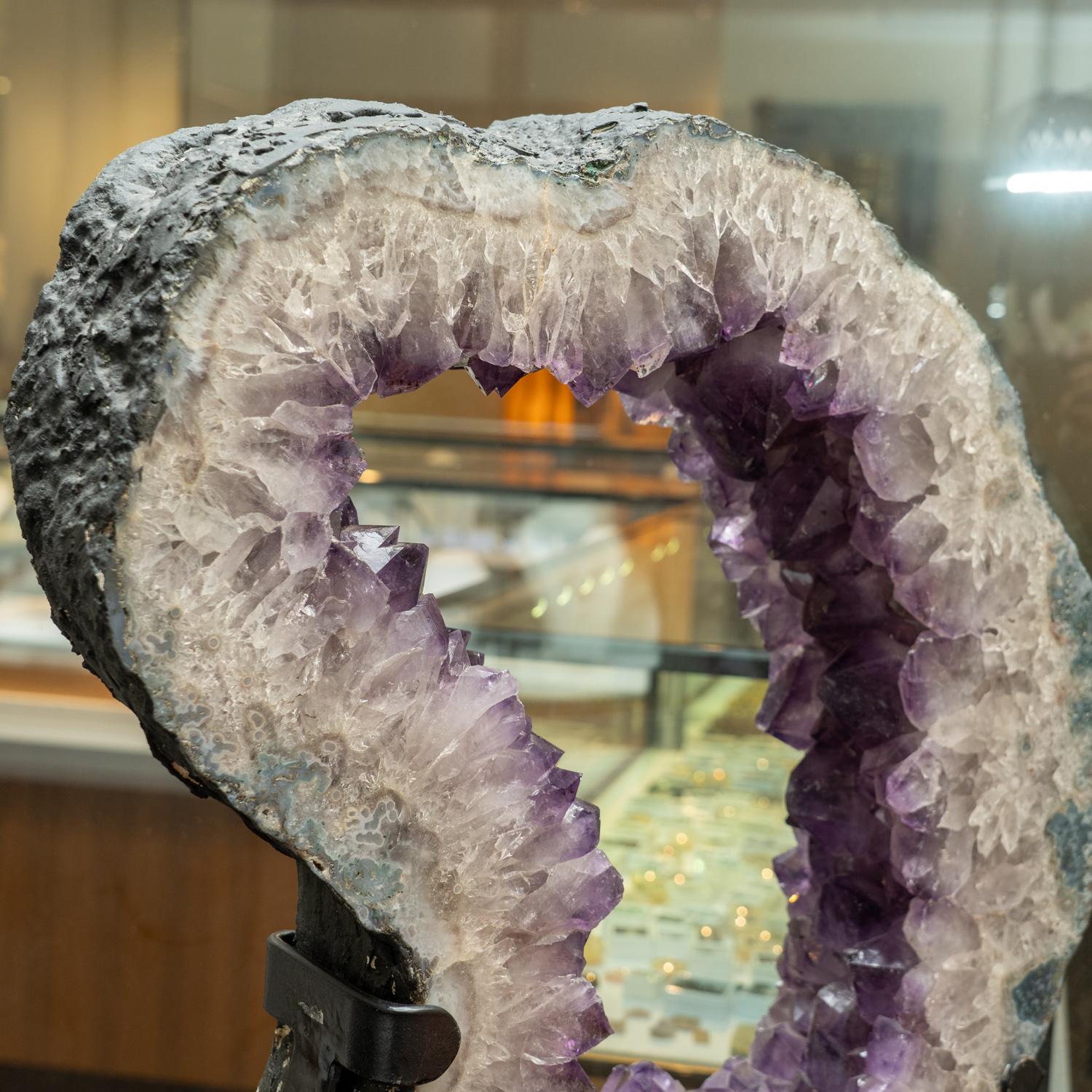 Fetta di geode di ametista autentica su supporto dal Brasile in vendita 2