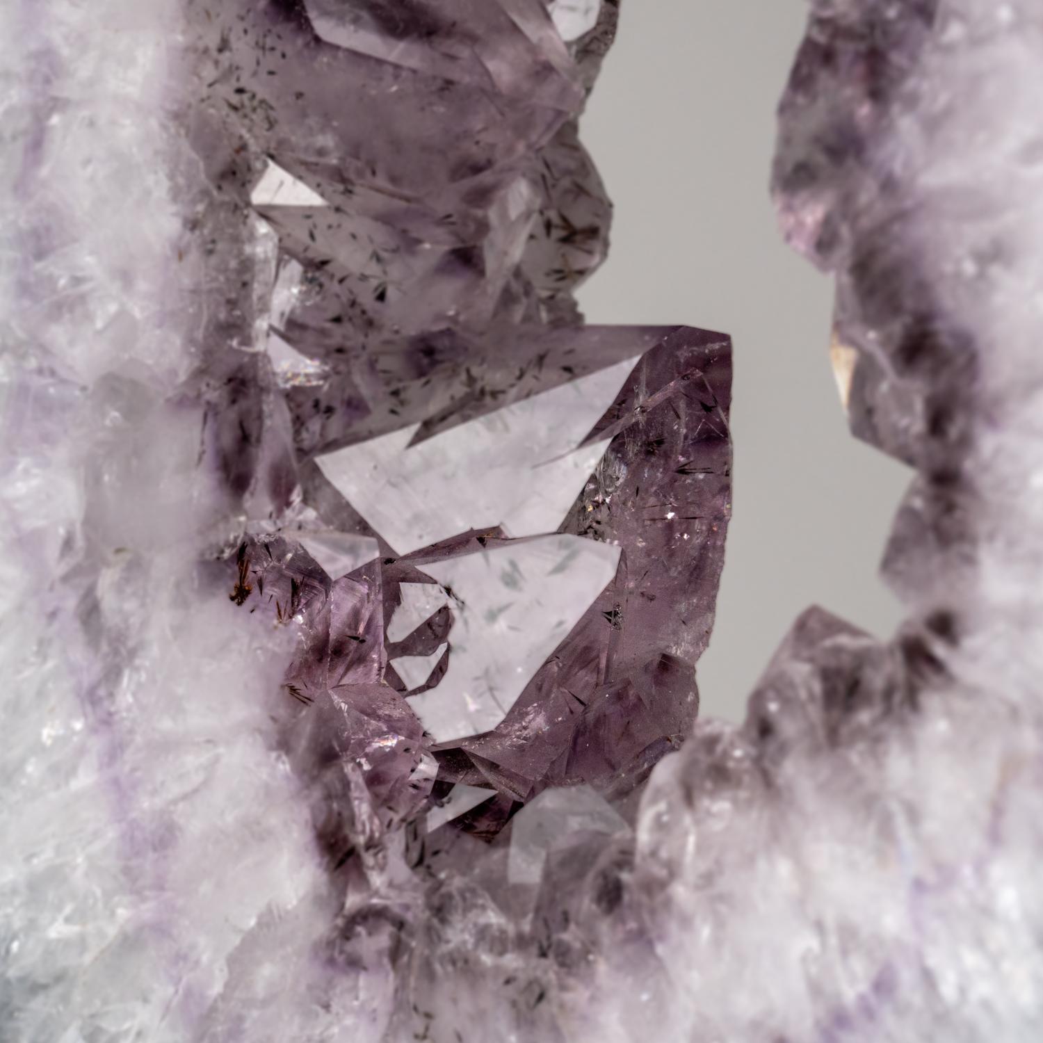 Diese Amethyst-Geodenscheibe in Top-Museumsqualität ist natürlich geformt, glänzend und vollständig geschliffen, mit stark reflektierenden Flächen und einem tiefen, transparenten bis durchscheinenden Farbton. Dieses schöne Exemplar wird mit einem