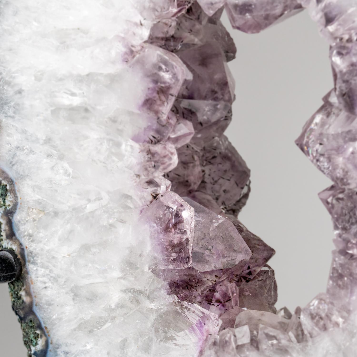 Diese Amethyst-Geodenscheibe in Top-Museumsqualität ist natürlich geformt, glänzend und vollständig geschliffen, mit stark reflektierenden Flächen und einem tiefen, transparenten bis durchscheinenden Farbton. Dieses schöne Exemplar wird mit einem