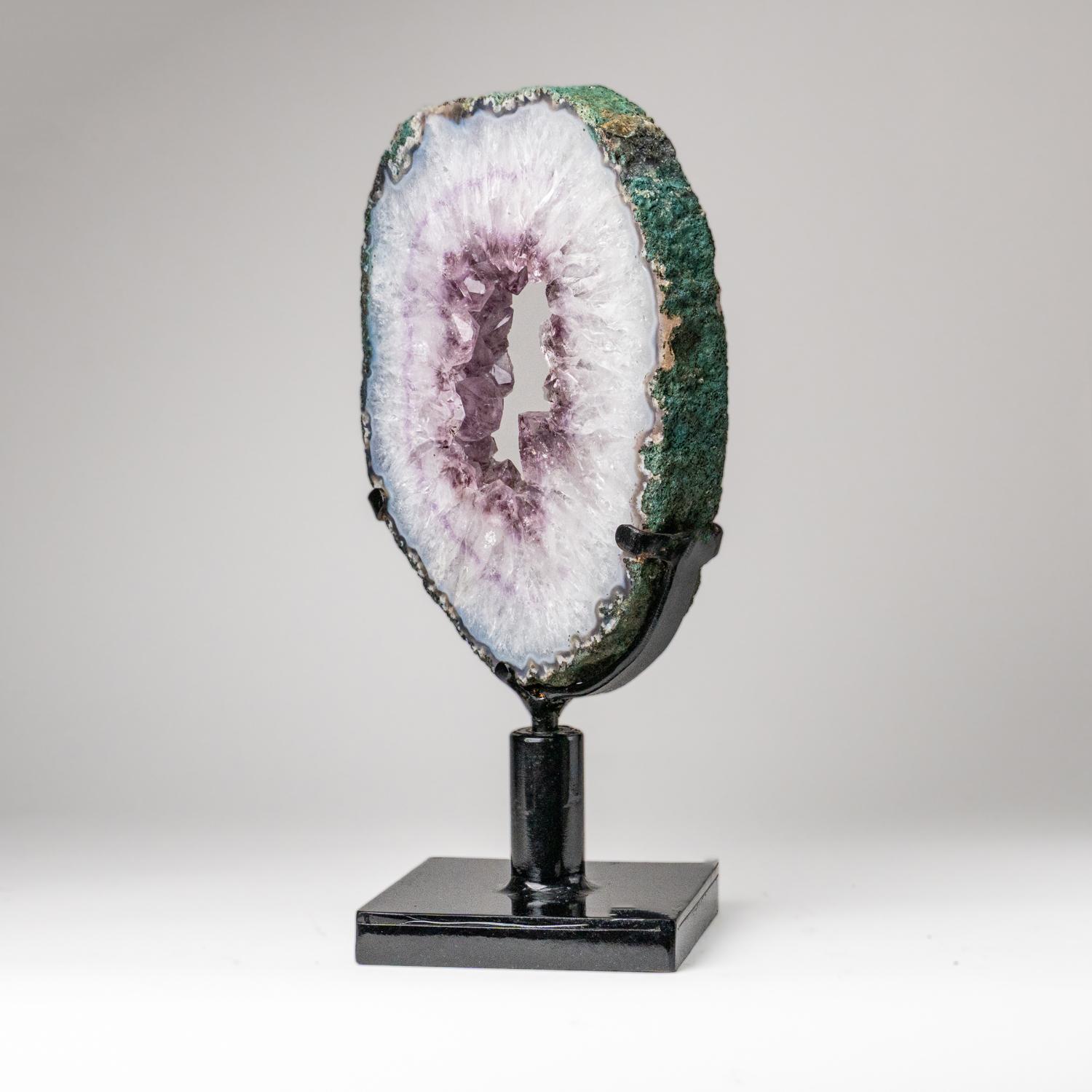 Echte Amethyst-Geodenscheibe auf Ständer aus Uruguay (13 lbs) (21. Jahrhundert und zeitgenössisch) im Angebot