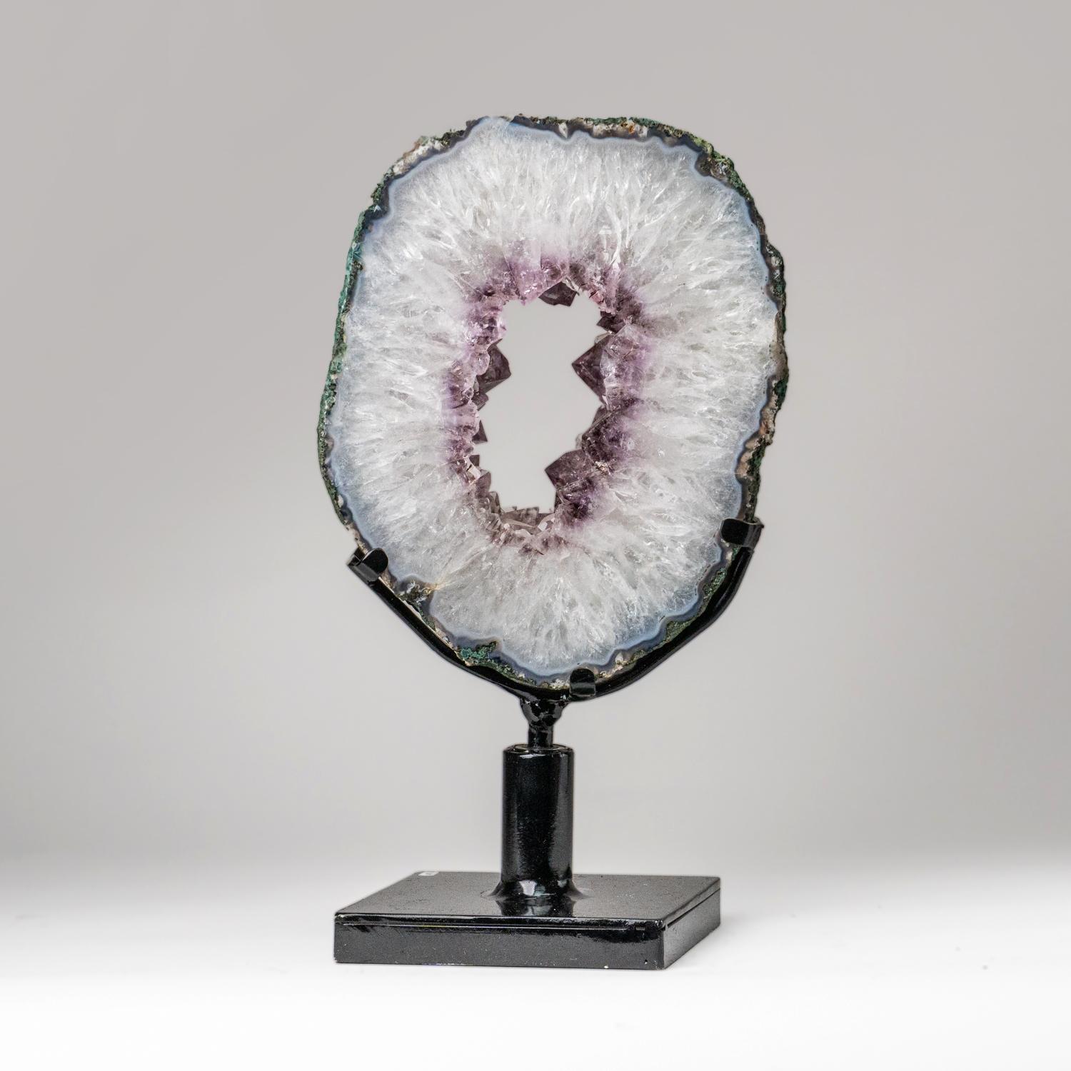 Echte Amethyst-Geodenscheibe auf Ständer aus Uruguay (13 lbs) (21. Jahrhundert und zeitgenössisch) im Angebot