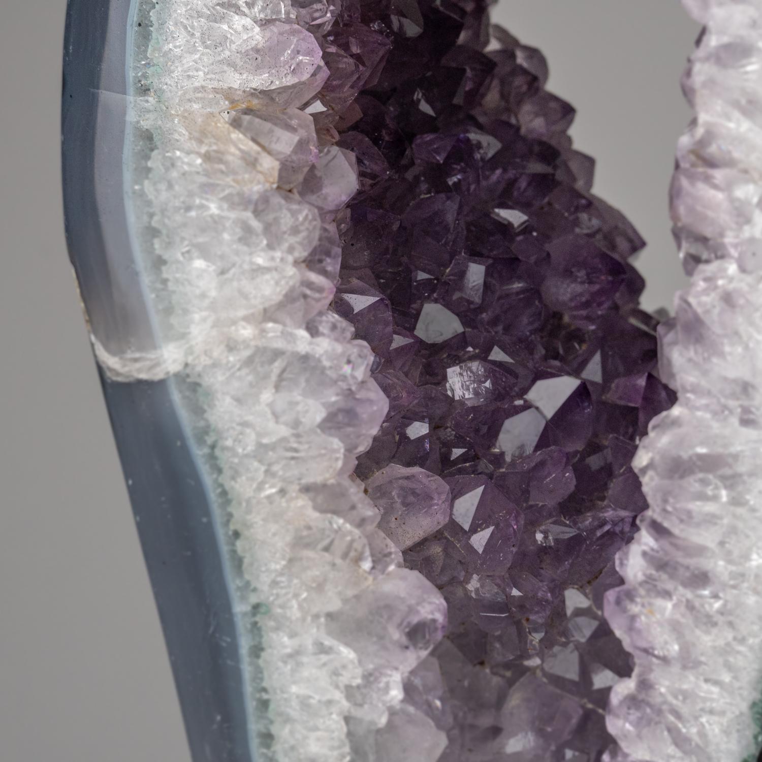 Diese Amethyst-Geodenscheibe in Top-Museumsqualität ist natürlich geformt, glänzend und vollständig geschliffen, mit stark reflektierenden Flächen und einem tiefen, transparenten bis durchscheinenden Farbton. Dieses schöne Exemplar wird mit einem