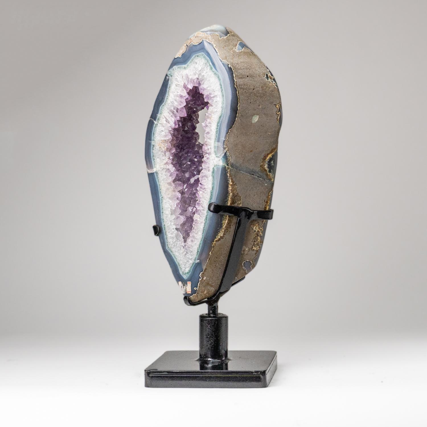 Echte Amethyst-Geodenscheibe auf Ständer aus Uruguay (14 lbs) (21. Jahrhundert und zeitgenössisch) im Angebot
