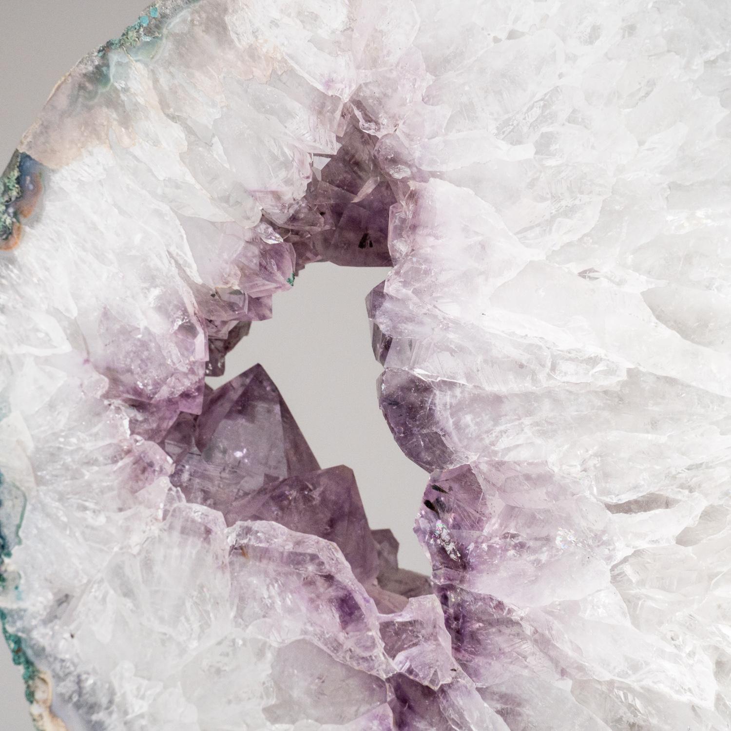 Diese Amethyst-Geodenscheibe in Top-Museumsqualität ist natürlich geformt, glänzend und vollständig geschliffen, mit stark reflektierenden Flächen und einem tiefen, transparenten bis durchscheinenden Farbton. Dieses schöne Exemplar wird mit einem