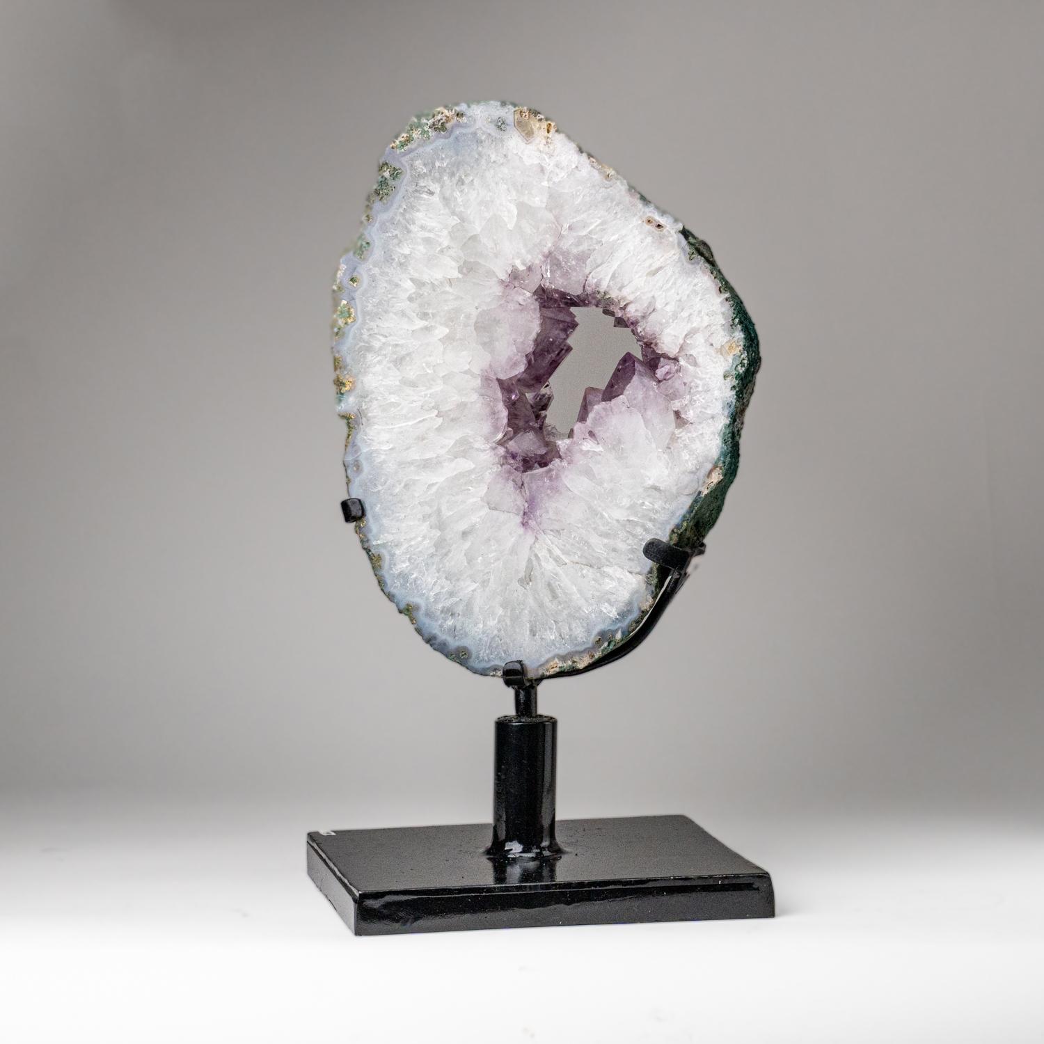 Echte Amethyst-Geodenscheibe auf Ständer aus Uruguay (17 lbs) im Zustand „Neu“ im Angebot in New York, NY