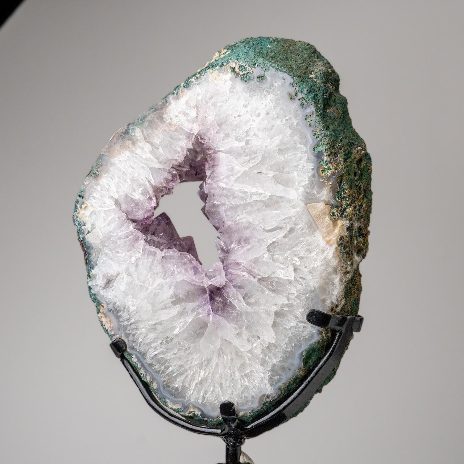 Echte Amethyst-Geodenscheibe auf Ständer aus Uruguay (17 lbs) (21. Jahrhundert und zeitgenössisch) im Angebot