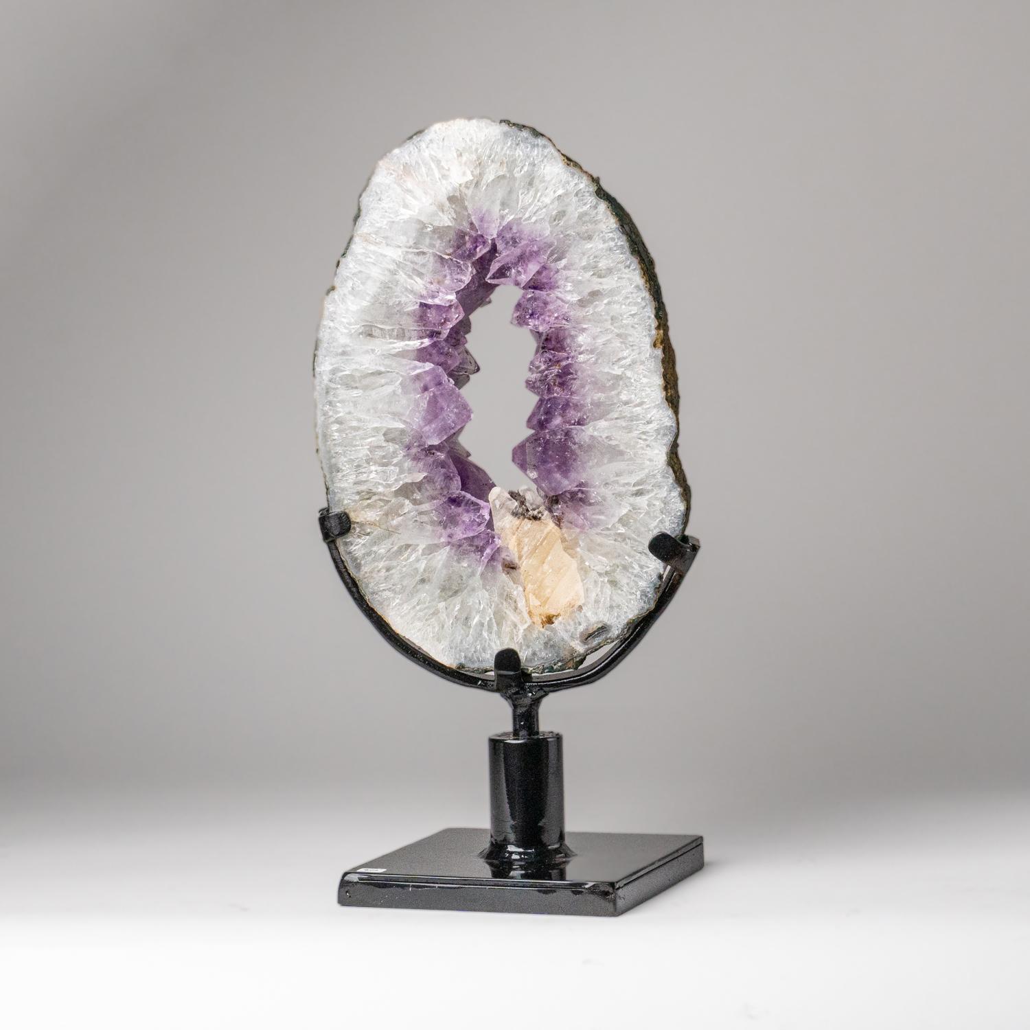 Diese Amethyst-Geodenscheibe in Top-Museumsqualität ist natürlich geformt, glänzend und vollständig geschliffen, mit stark reflektierenden Flächen und einem tiefen, transparenten bis durchscheinenden Farbton. Dieses schöne Exemplar wird mit einem