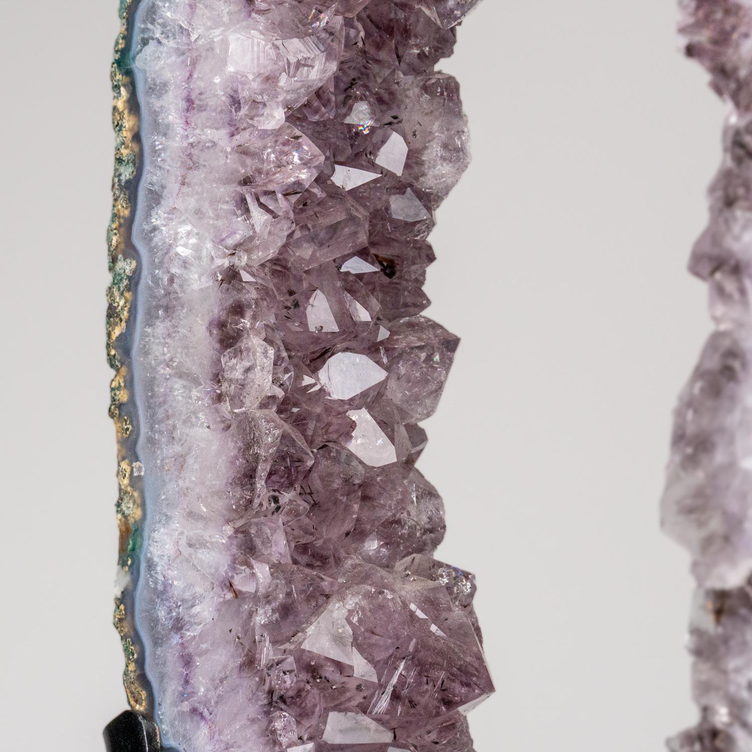 Diese Amethyst-Geodenscheibe in Top-Museumsqualität ist natürlich geformt, glänzend und vollständig geschliffen, mit stark reflektierenden Flächen und einem tiefen, transparenten bis durchscheinenden Farbton. Dieses schöne Exemplar wird mit einem