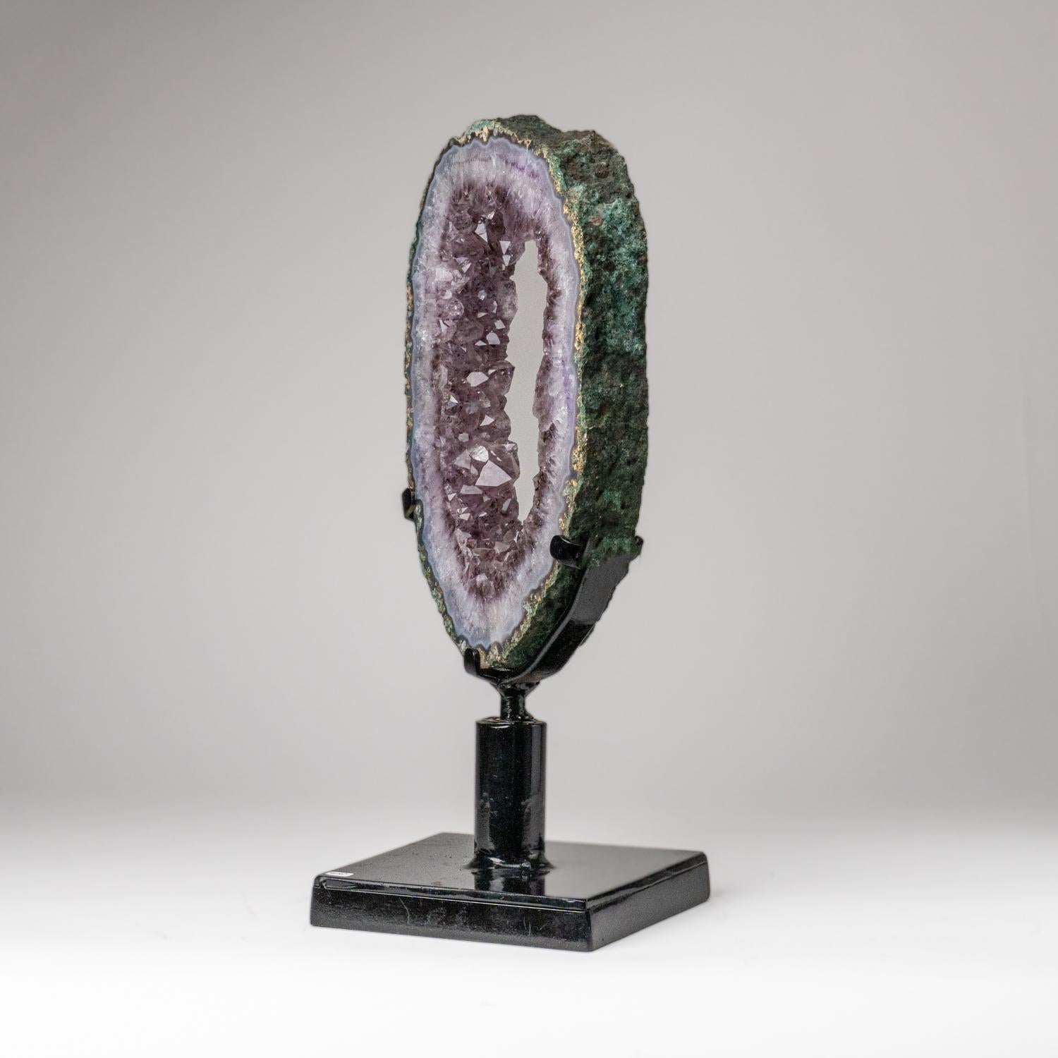 Echte Amethyst-Geodenscheibe auf Ständer aus Uruguay (9 lbs) (21. Jahrhundert und zeitgenössisch) im Angebot
