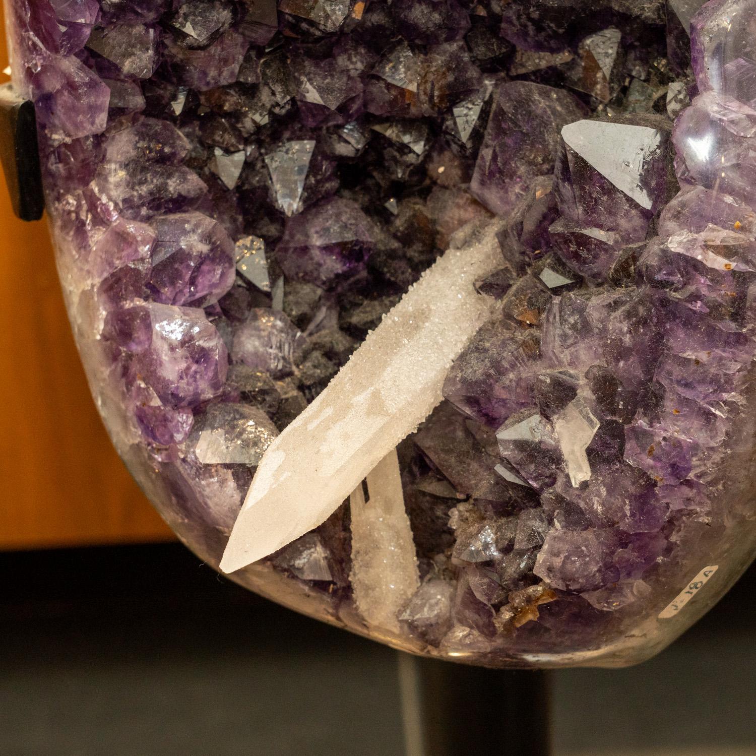 L'enorme geode di ametista, di qualità museale, presenta cristalli naturali, lucenti e completamente terminati, con facce altamente riflettenti e tonalità profonde, da trasparenti a traslucide. Questo bellissimo esemplare è dotato di un supporto