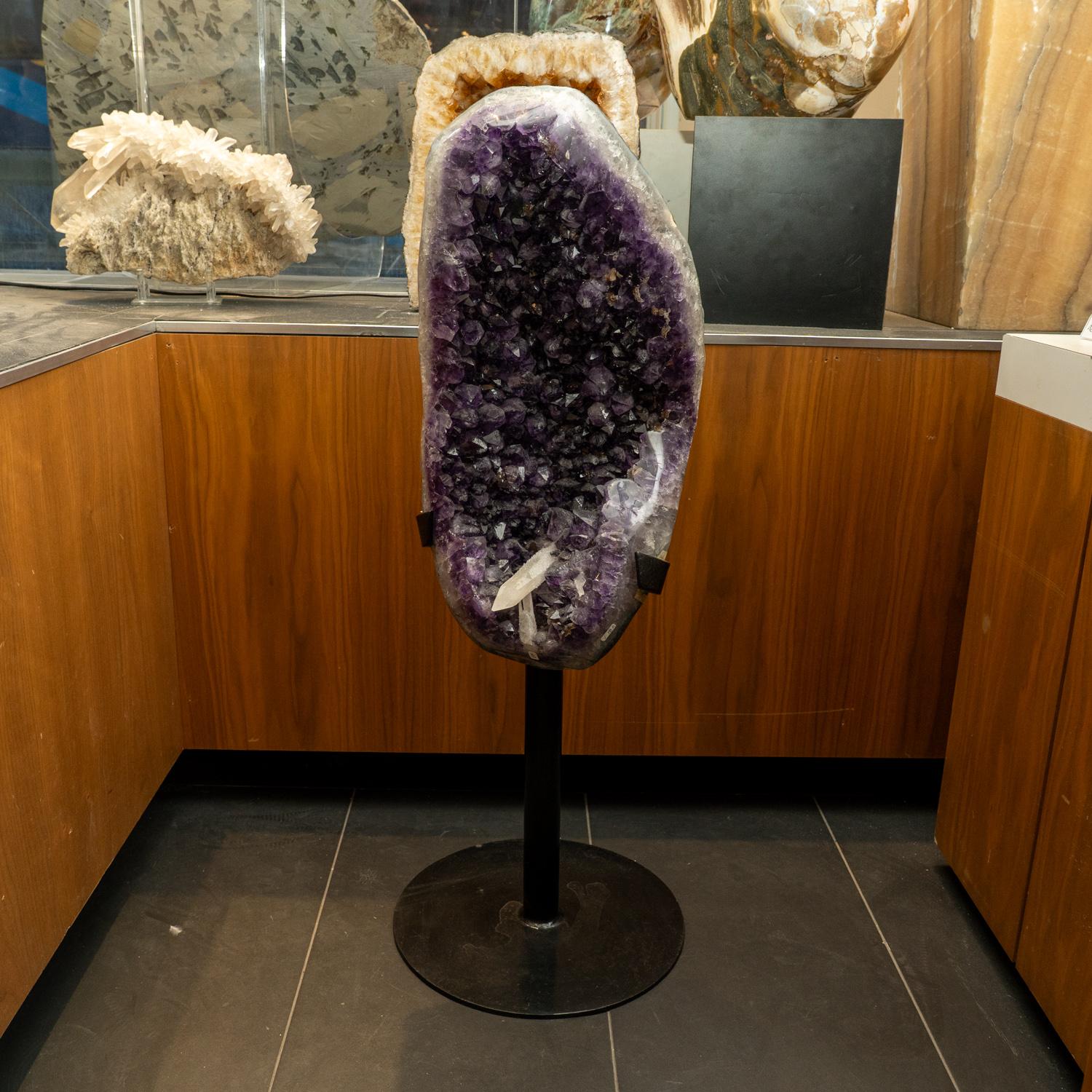Brasiliano Geode di ametista autentico con calcite su supporto dal Brasile (50,7 libbre) in vendita