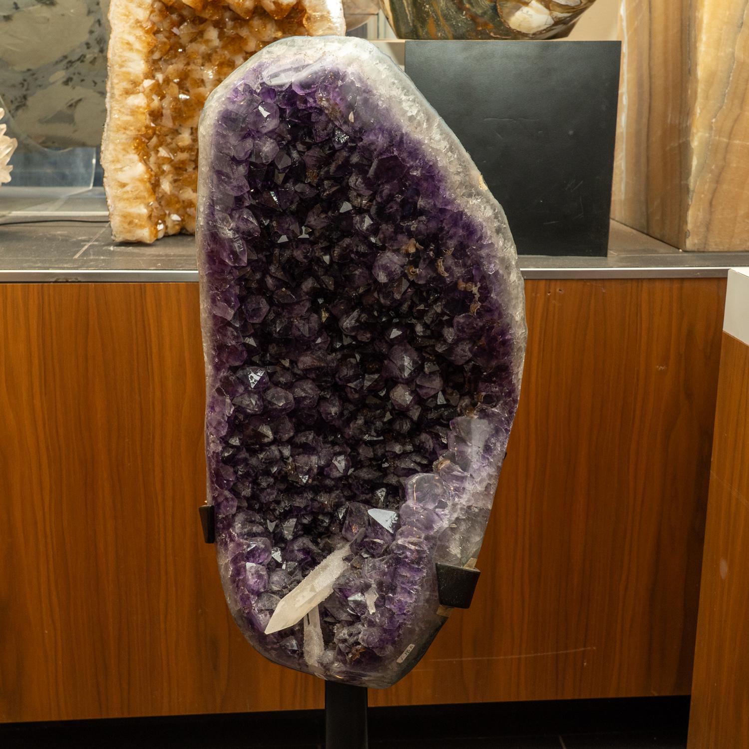 XXI secolo e contemporaneo Geode di ametista autentico con calcite su supporto dal Brasile (50,7 libbre) in vendita